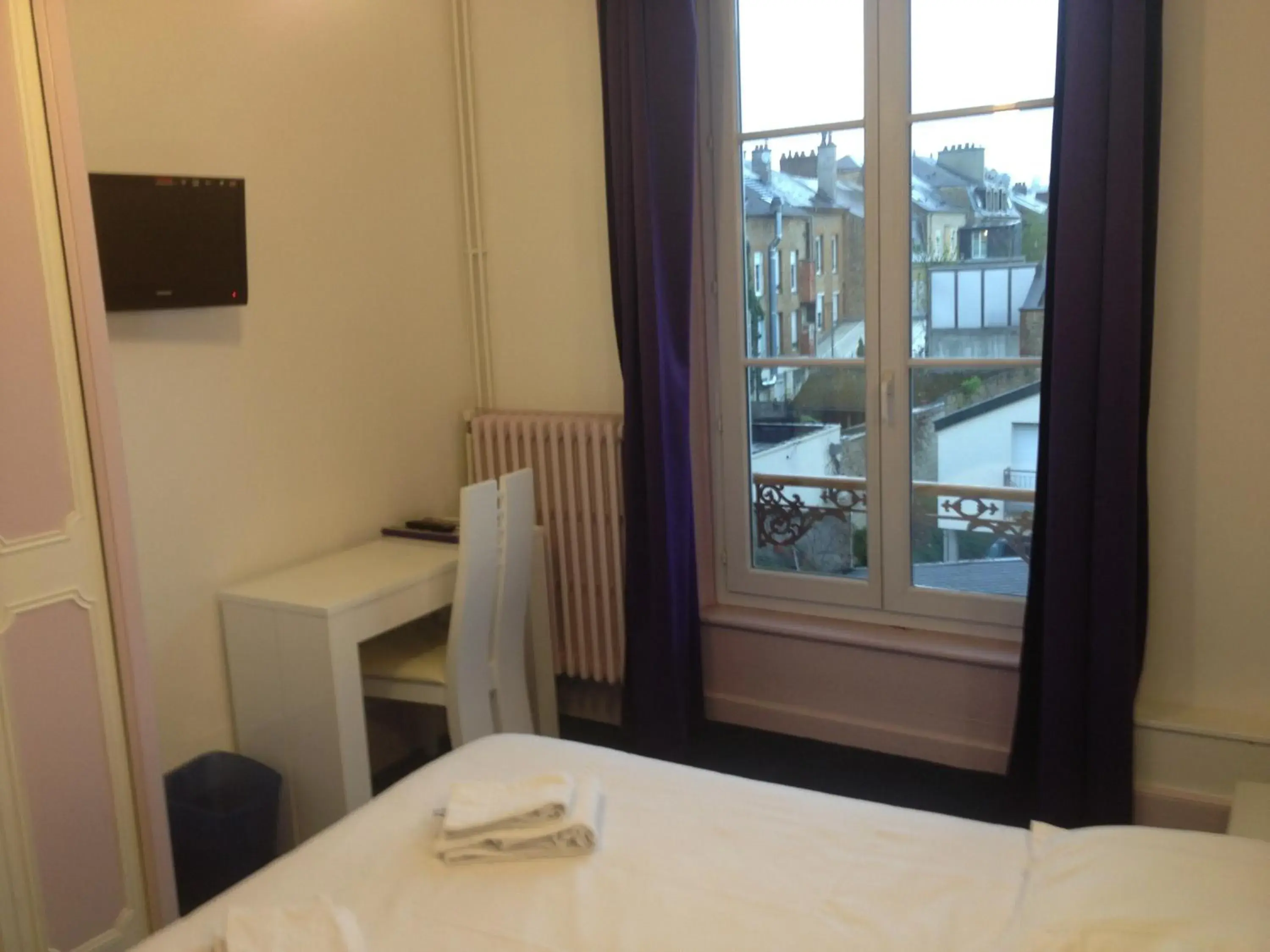 Photo of the whole room, Bed in Hotel Couleurs Sud