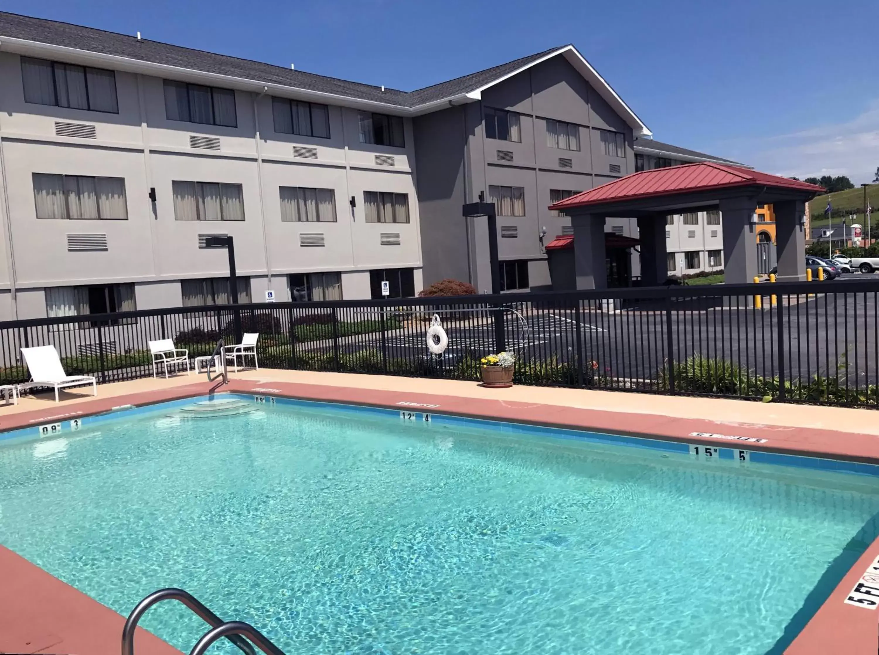 Swimming pool, Property Building in Country Inn & Suites by Radisson, Abingdon, VA