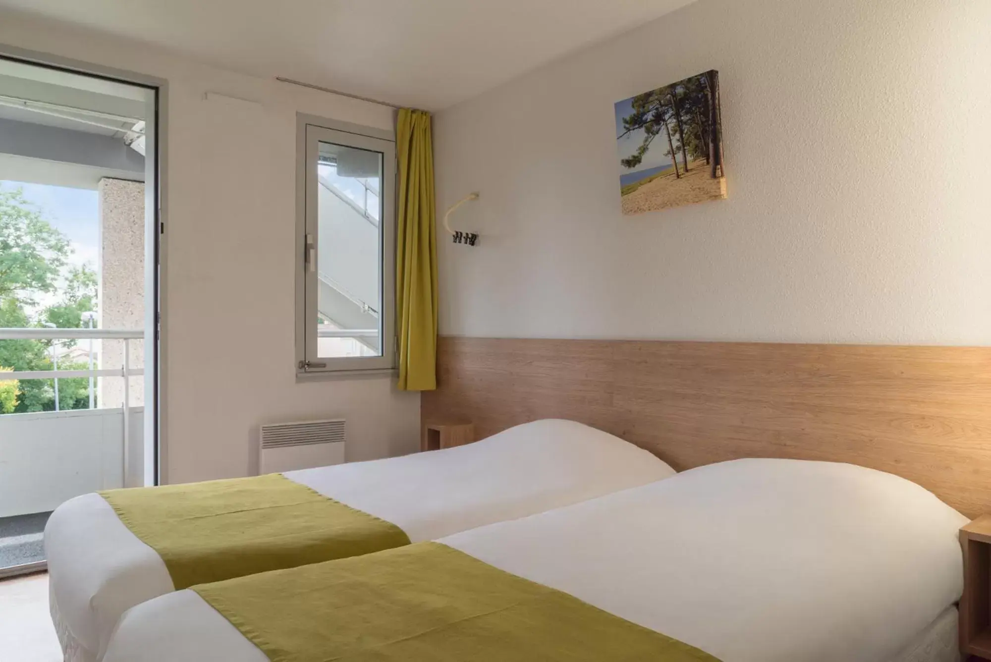 Bedroom, Bed in The Originals Access, Hôtel Recouvrance Saintes