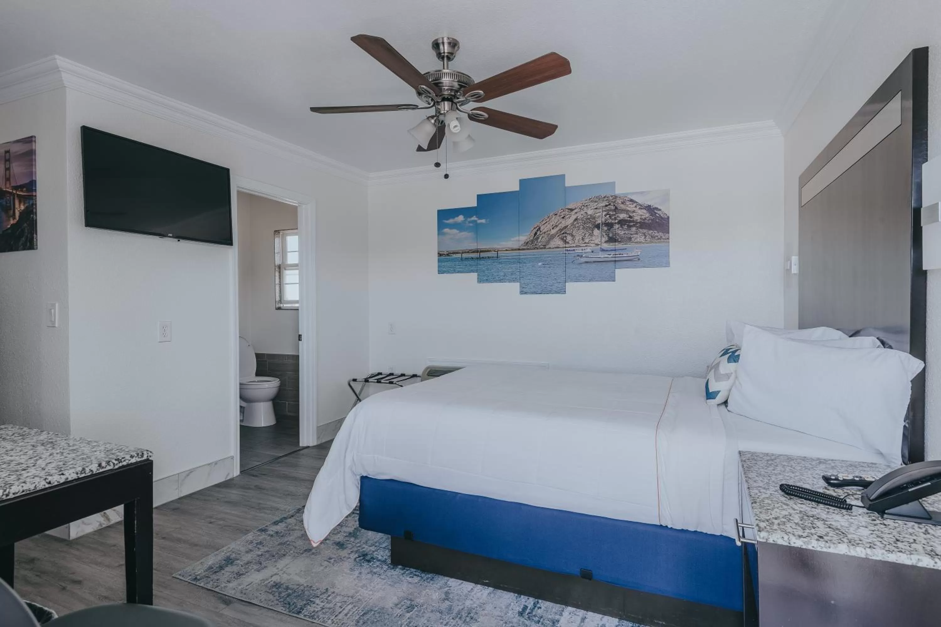 Photo of the whole room, Bed in Sea Air Inn & Suites - Downtown - Restaurant Row