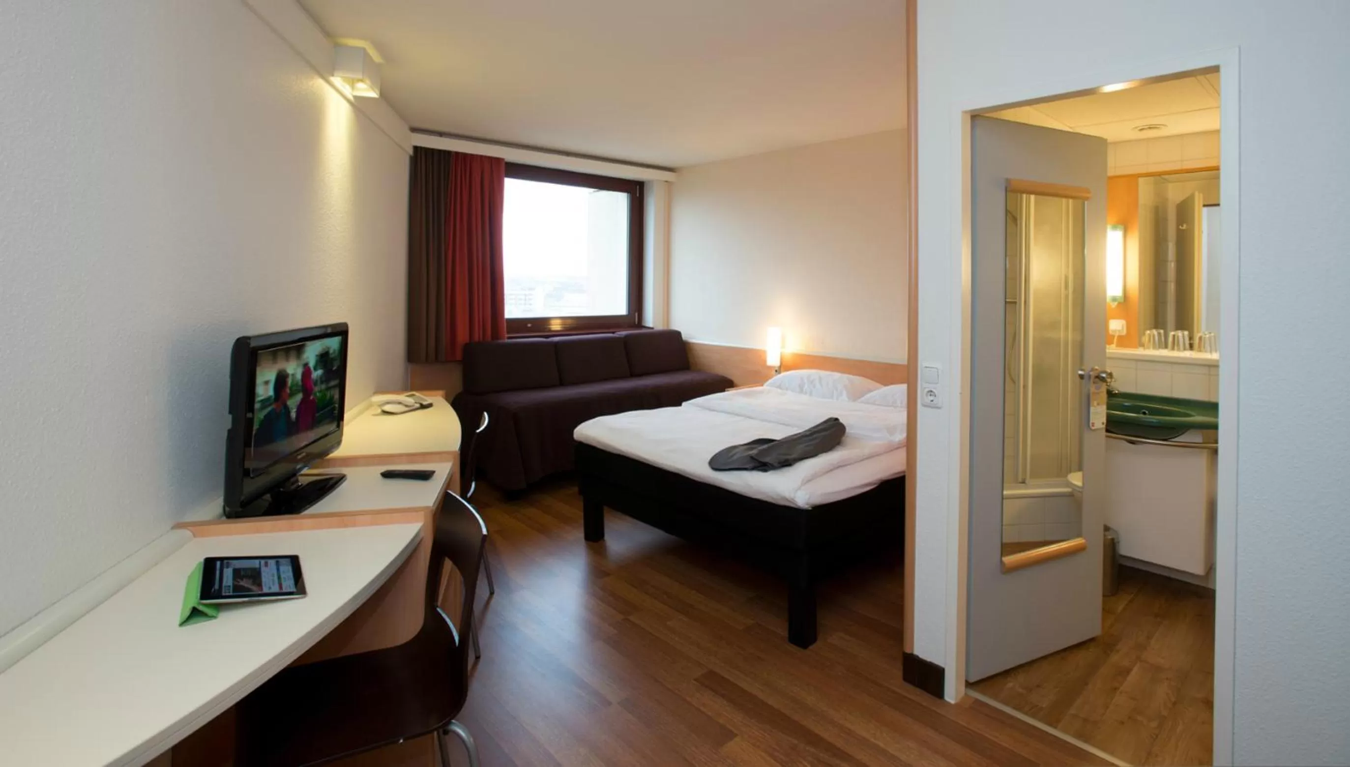 Day, Bed in Ibis Wien Mariahilf