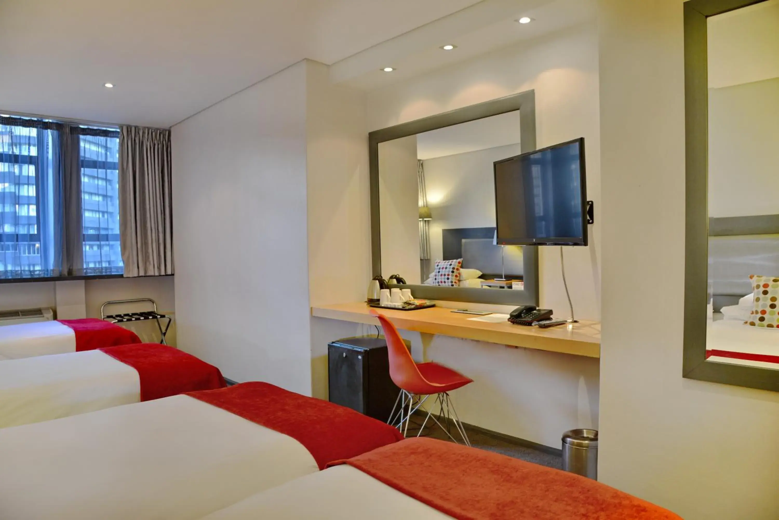 Bed, TV/Entertainment Center in Fountains Hotel Cape Town