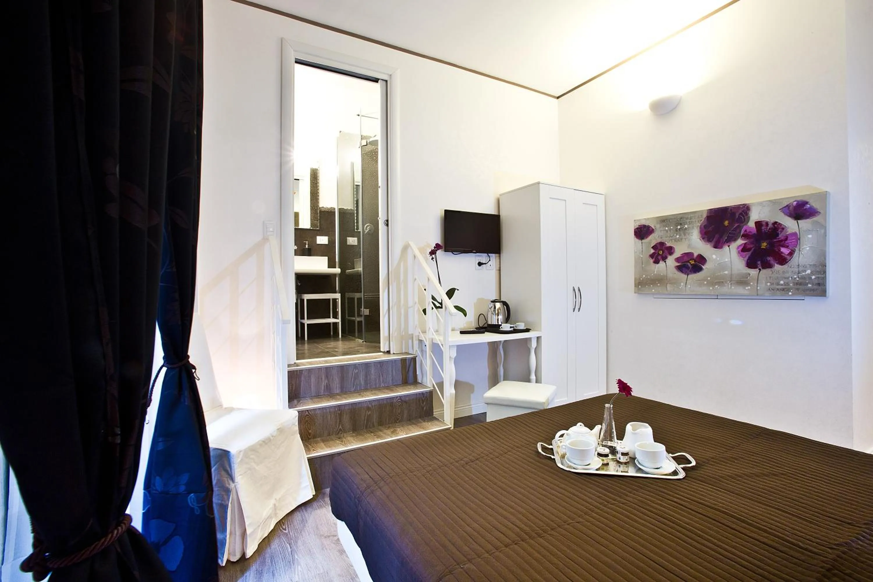 Photo of the whole room in Rome Key Home