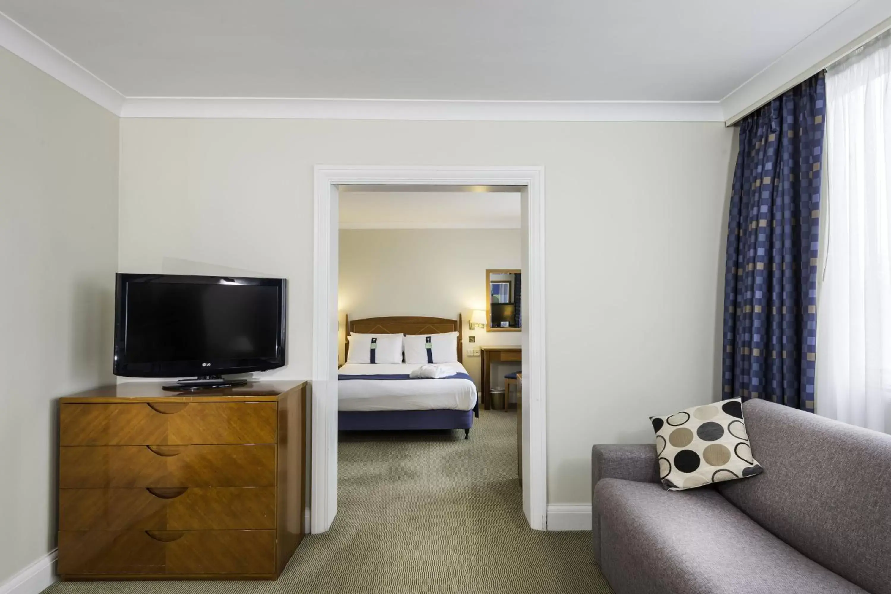Bedroom, TV/Entertainment Center in Holiday Inn - Glasgow Airport, an IHG Hotel