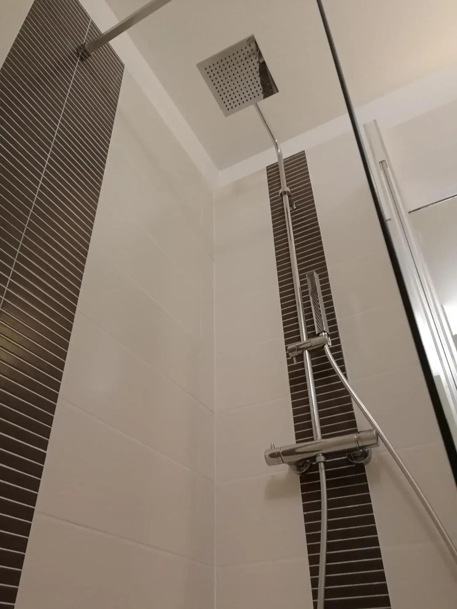 Shower, Bathroom in Hôtel des Etats-Unis