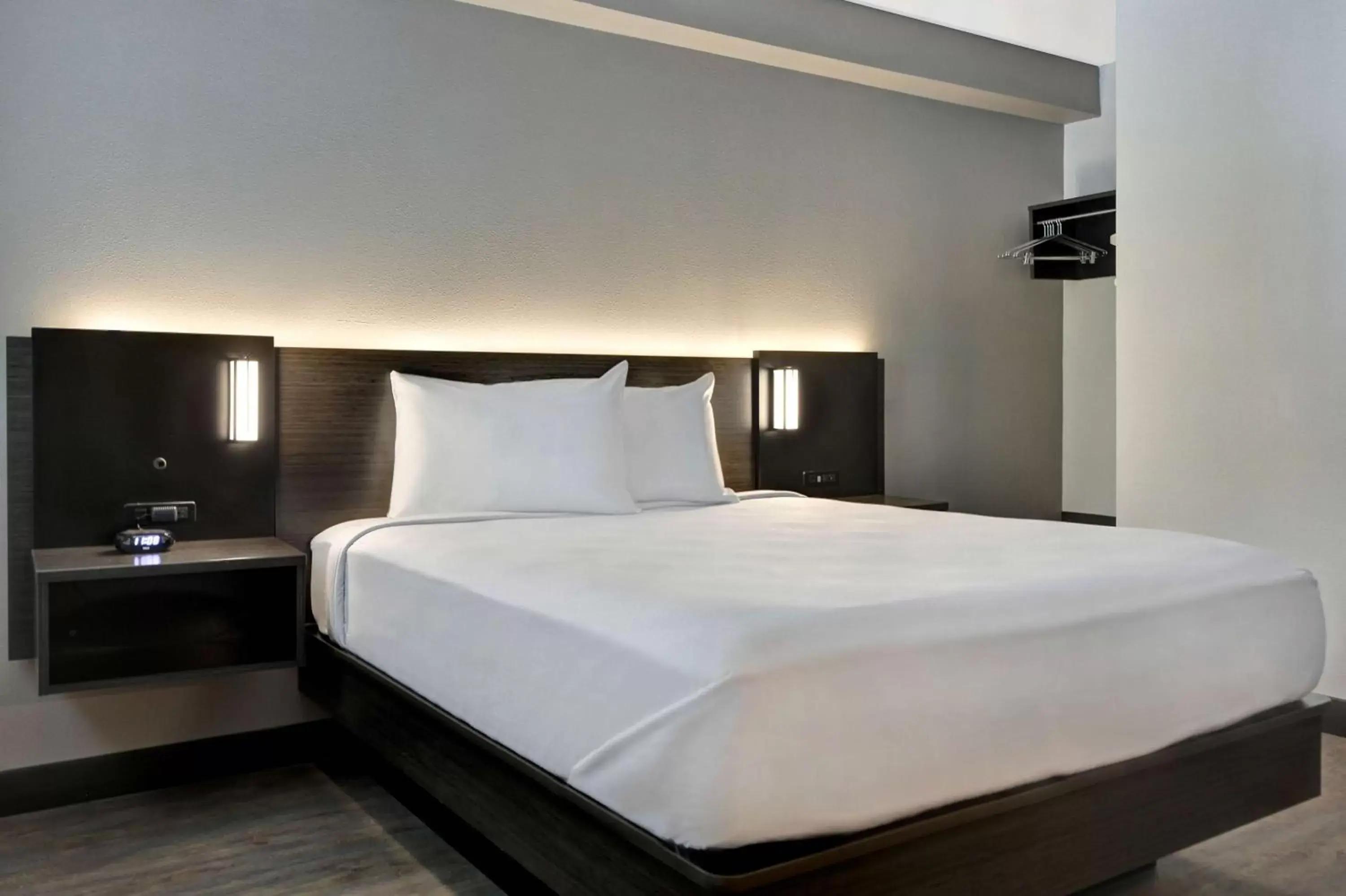 Deluxe Queen Room - single occupancy - Smoking in Studio 6-Jacksonville, FL - Baymeadows Deluxe Queen Room - single occupancy - Smoking in Studio 6-Jacksonville, FL - Baymeadows