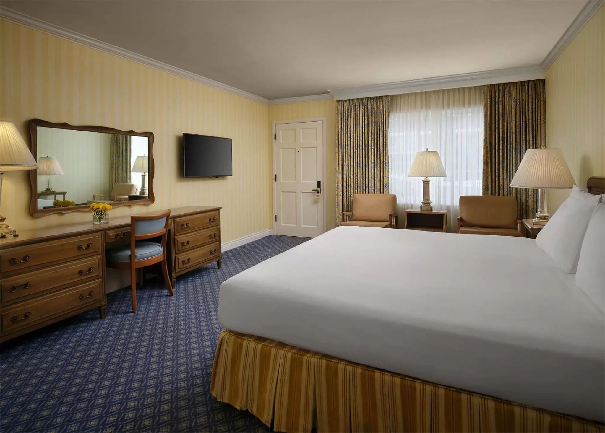 Bedroom, Bed in Little America Hotel - Wyoming