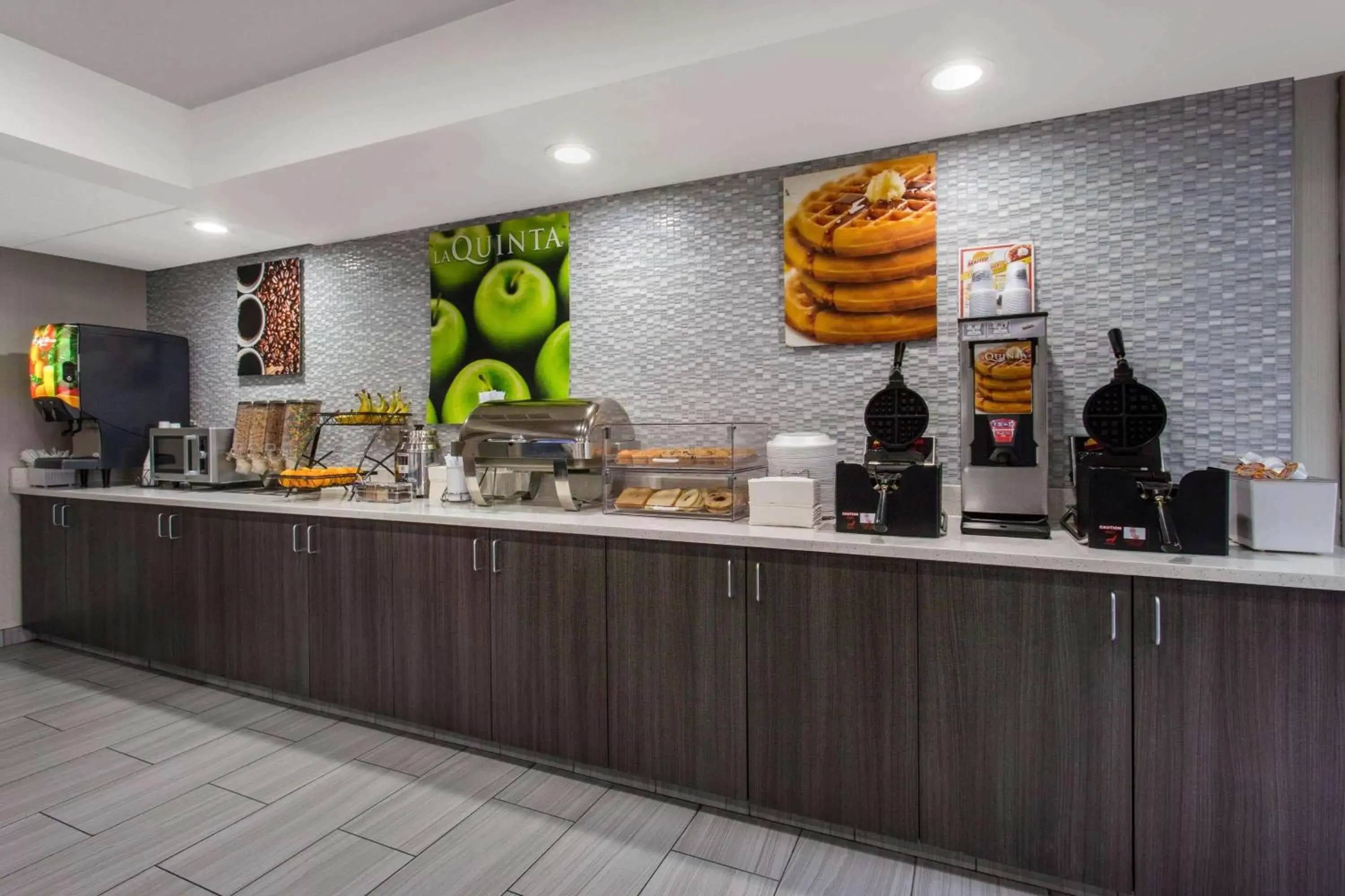 Restaurant/places to eat in La Quinta by Wyndham Effingham Restaurant/places to eat in La Quinta by Wyndham Effingham