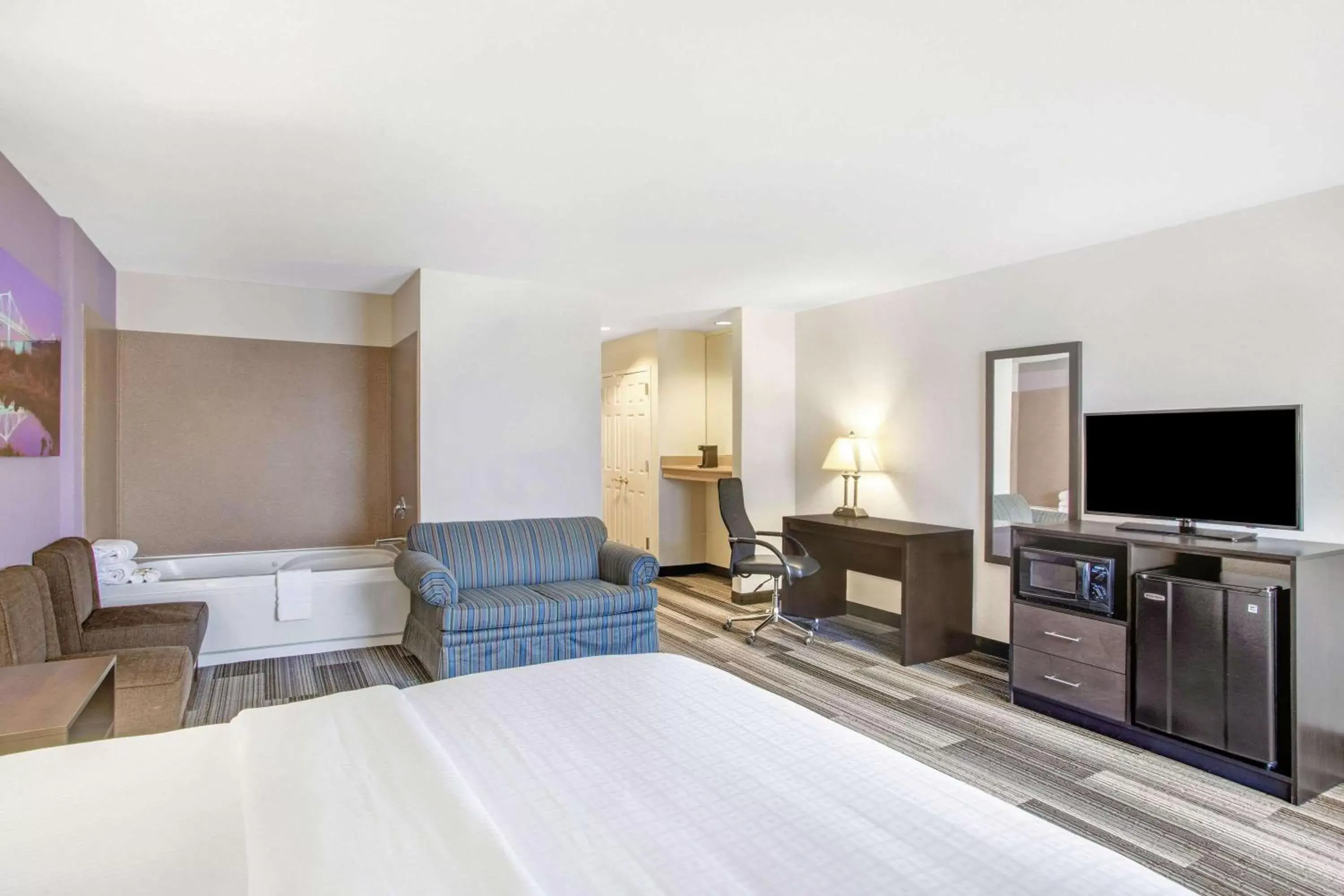 Photo of the whole room, Bed in La Quinta by Wyndham Springfield Airport Plaza