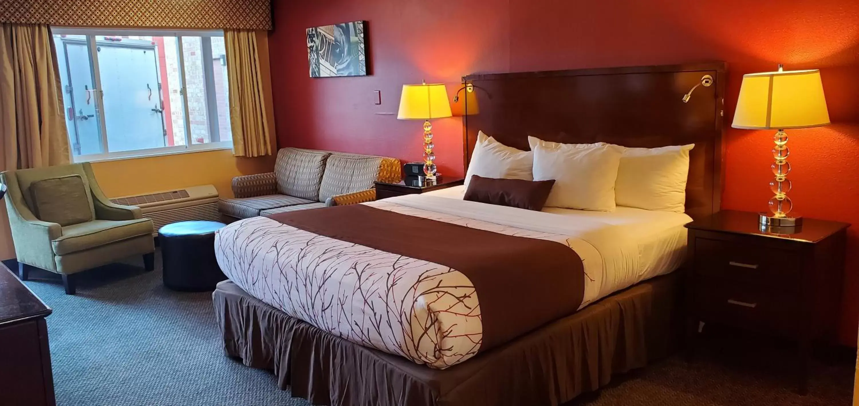 Bed in Olympic Inn & Suites