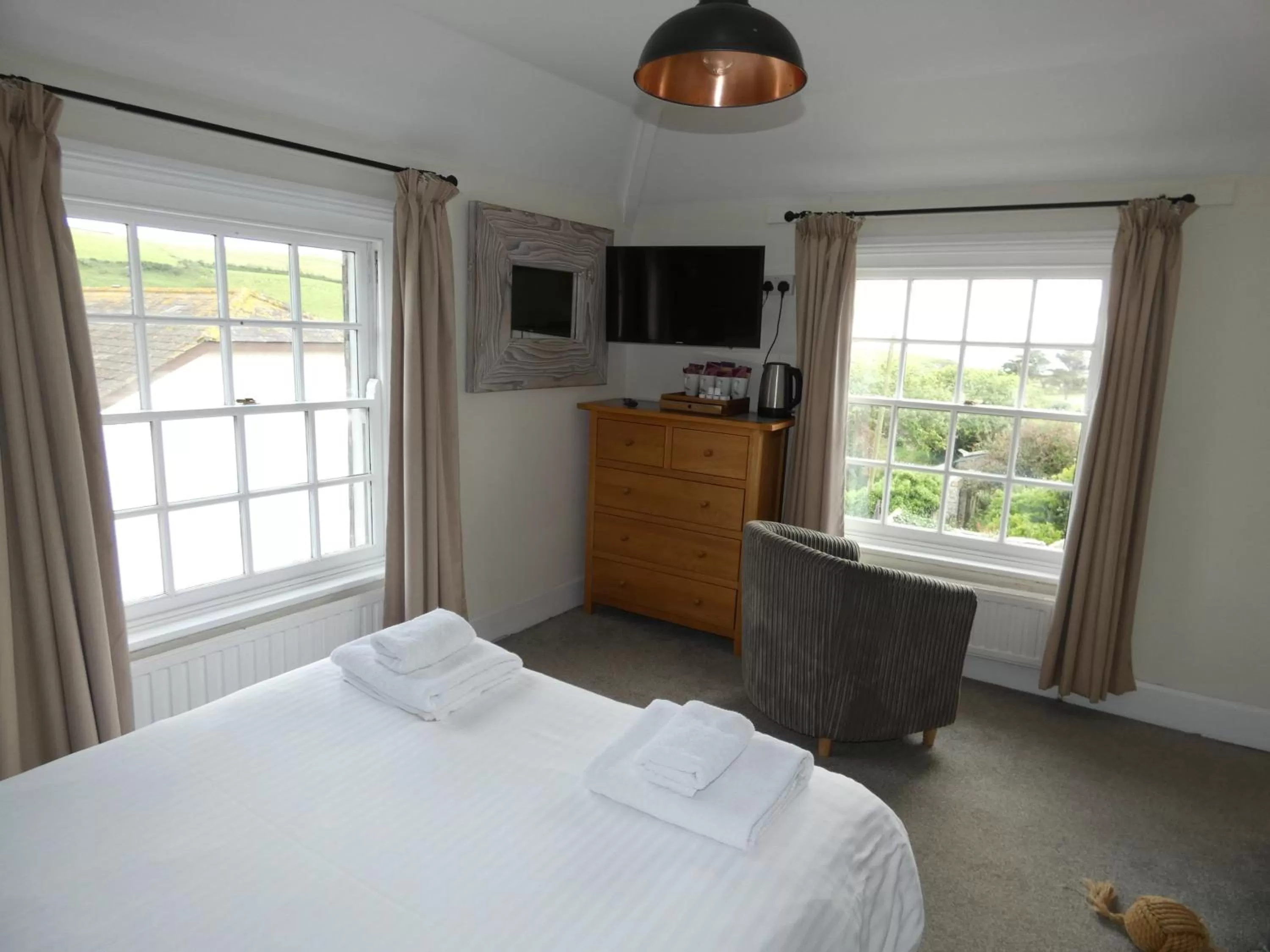 Bedroom, Bed in The Sloop Inn