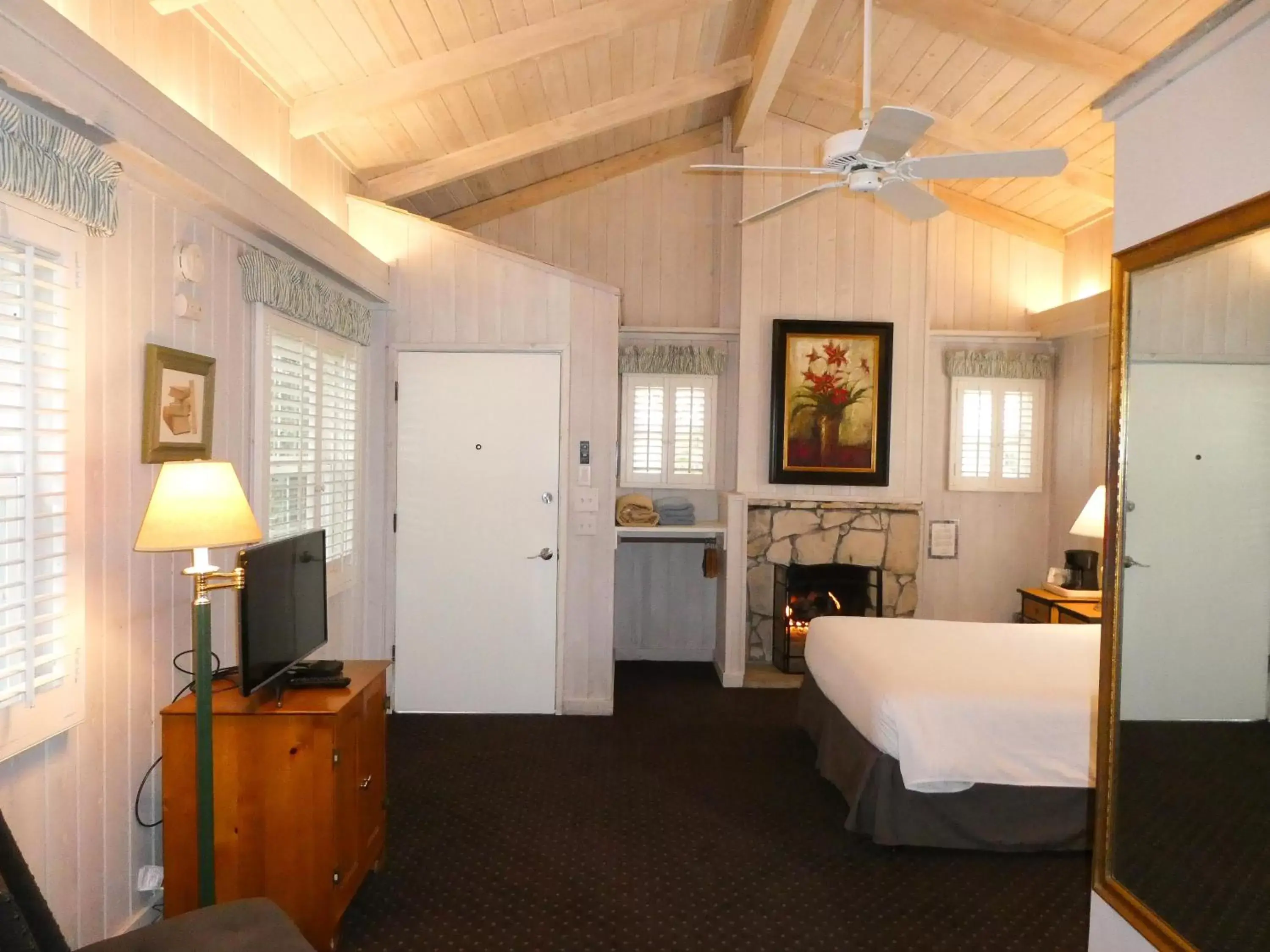 San Carlos Room, 1 Queen, 1 Twin - Pet-Friendly in Carmel Fireplace Inn