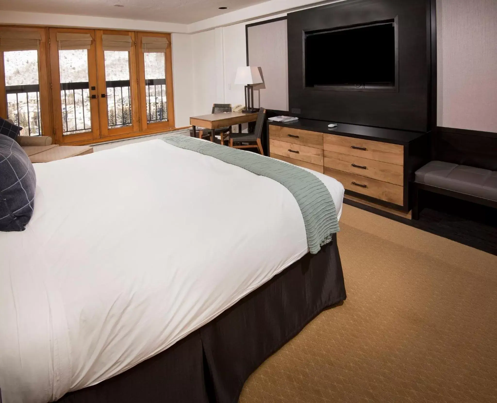 Photo of the whole room, Bed in The Pines Lodge, a RockResort