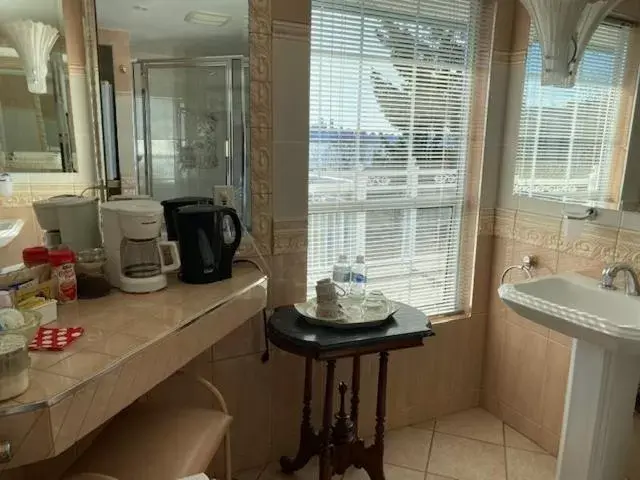 Bathroom in Ocean Breeze Executive Bed and Breakfast