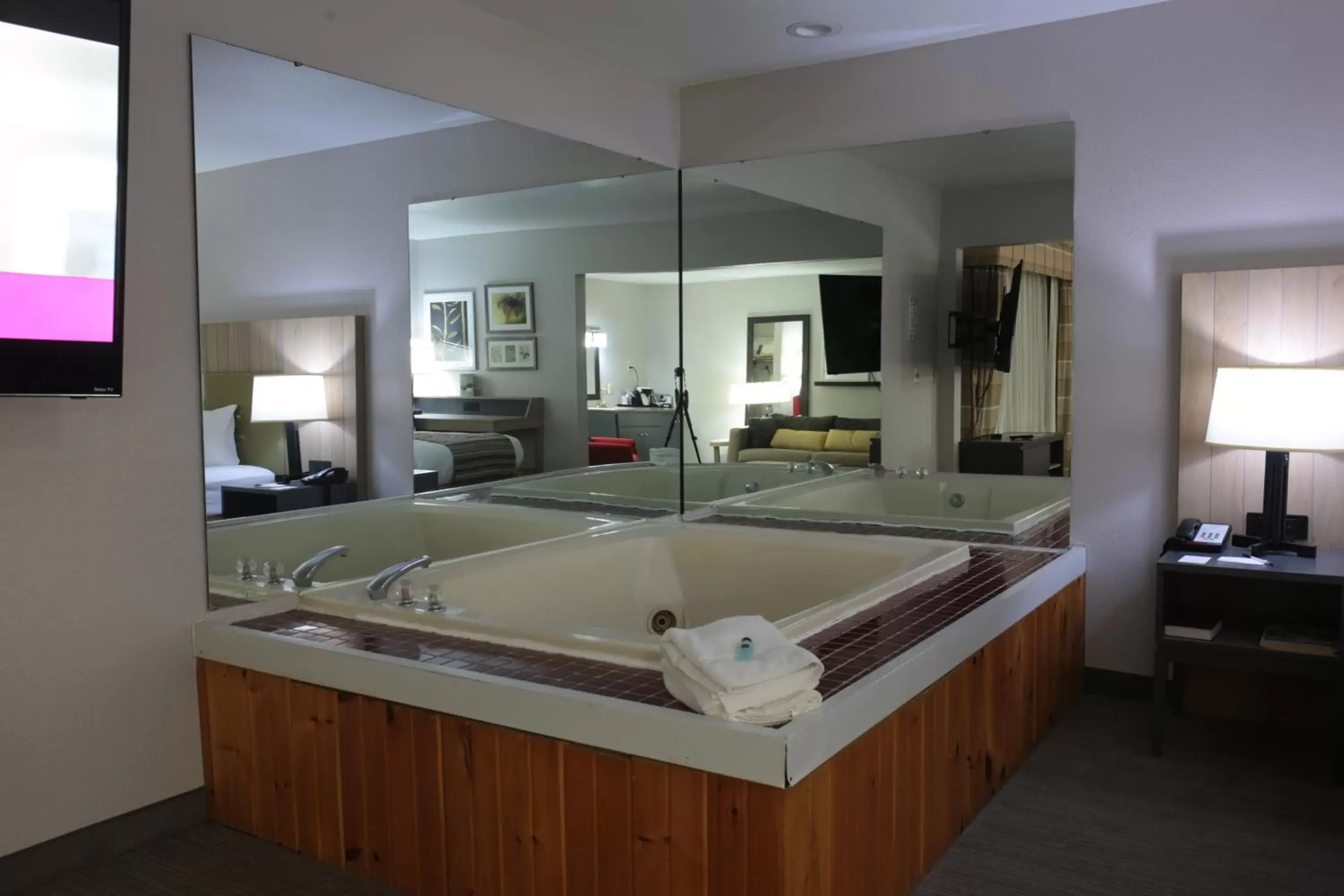 Hot Tub, Bathroom in Country Inn & Suites by Radisson, Sparta, WI