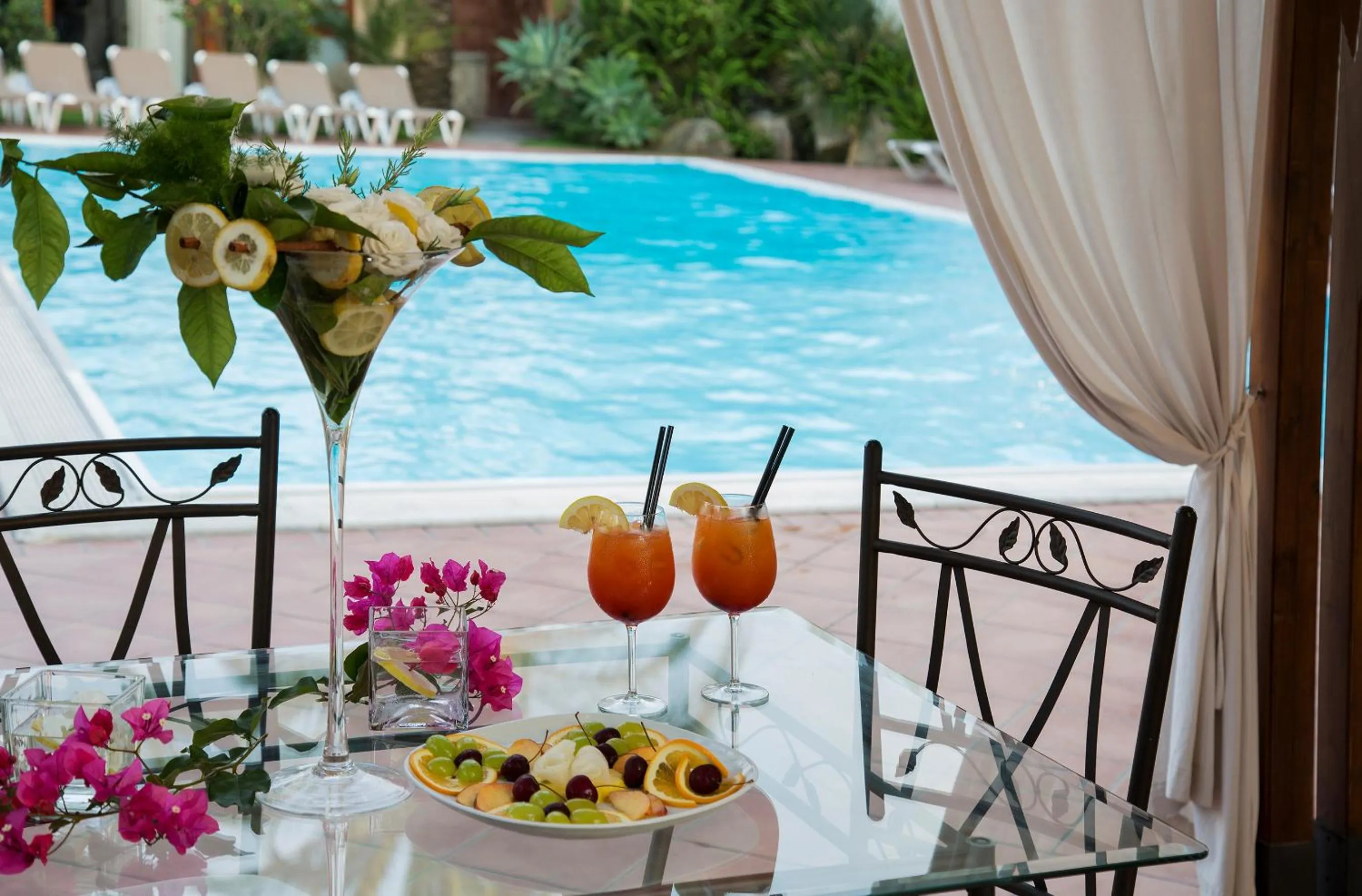 Swimming pool in Hotel Redebora