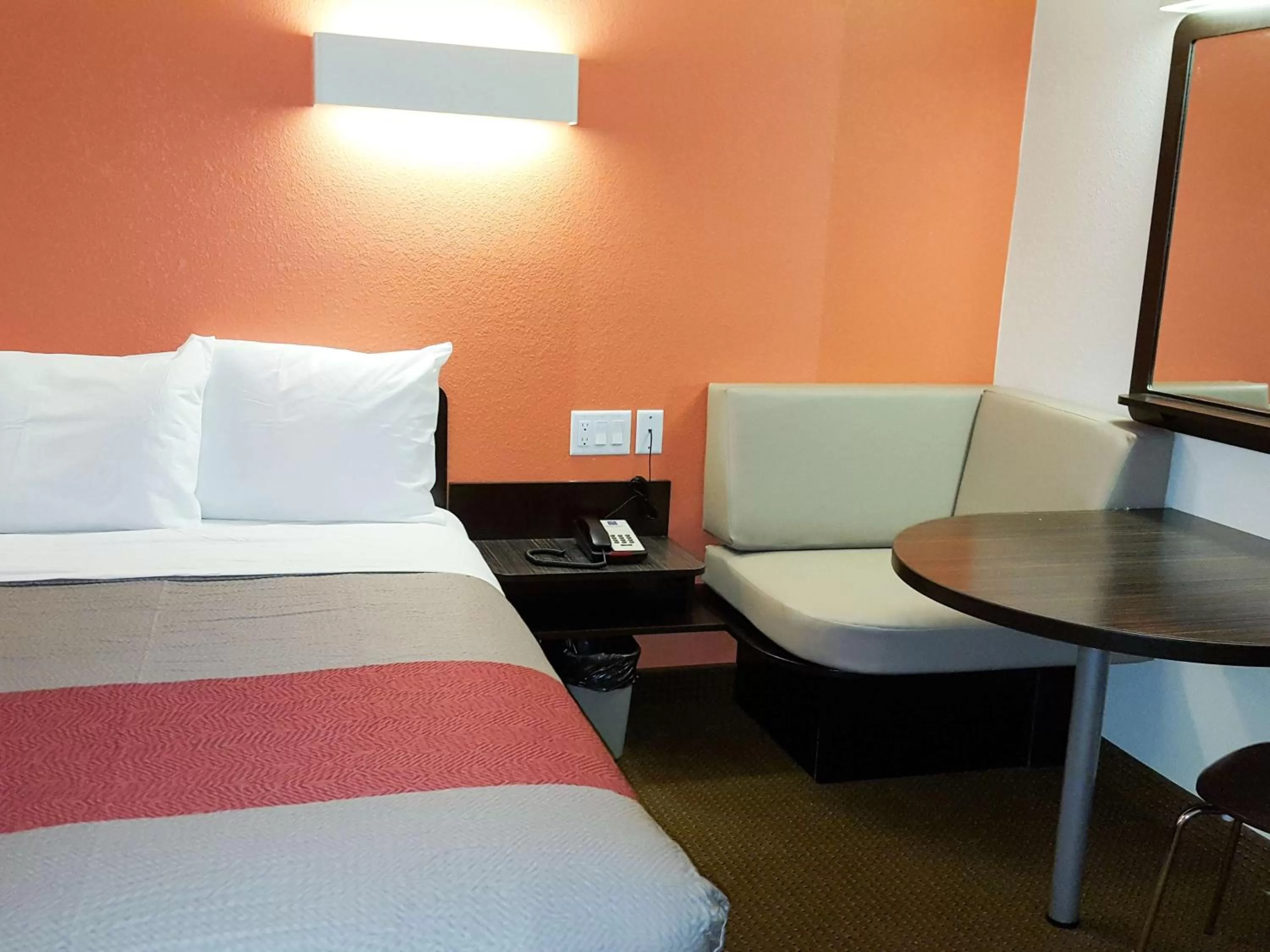 Seating area, Bed in Motel 6-Erie, PA