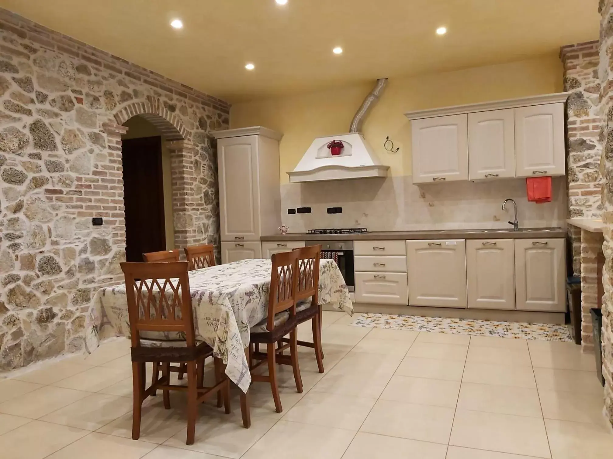 Kitchen or kitchenette, Dining Area in B&B il Baglio