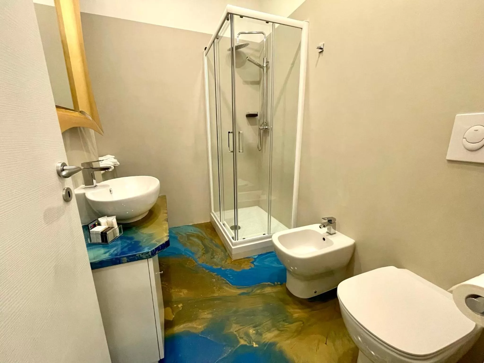 Bathroom in Tribus Boutique Hotel