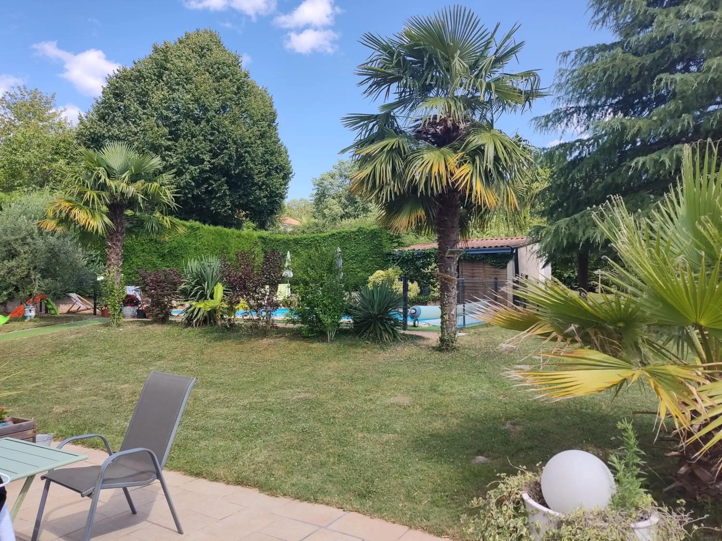 Swimming pool, Garden in Chez Isa et Dens