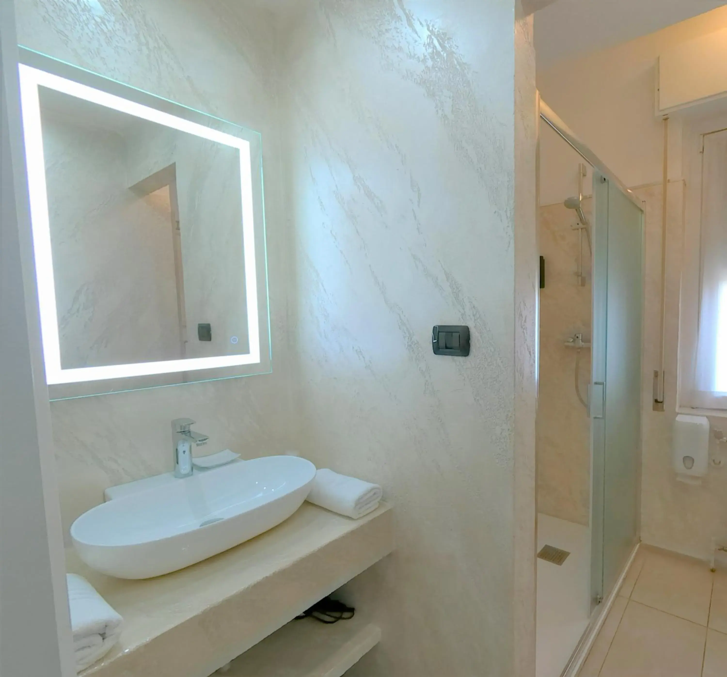 Shower, Bathroom in Gold Hotel
