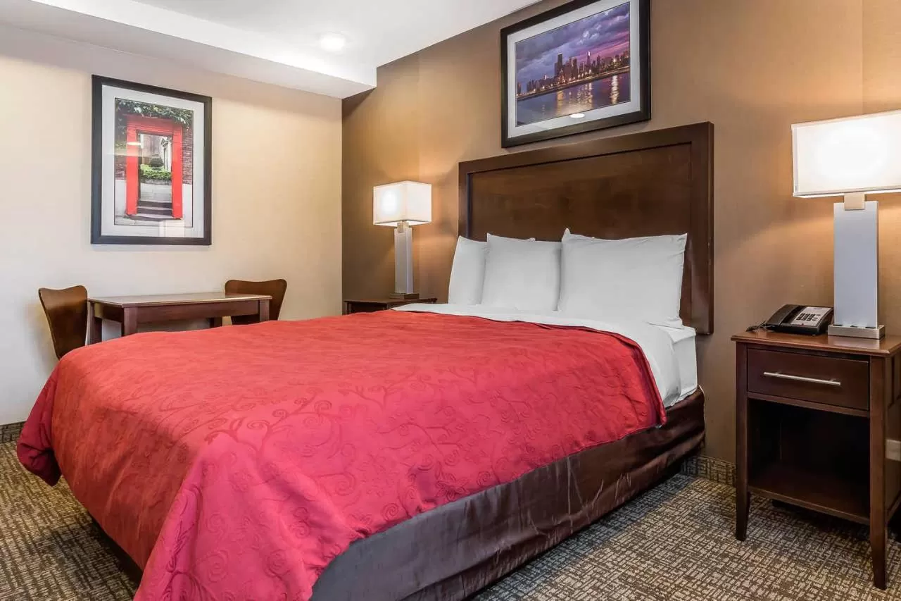 Bedroom, Bed in Rodeway Inn Chicago/Evanston