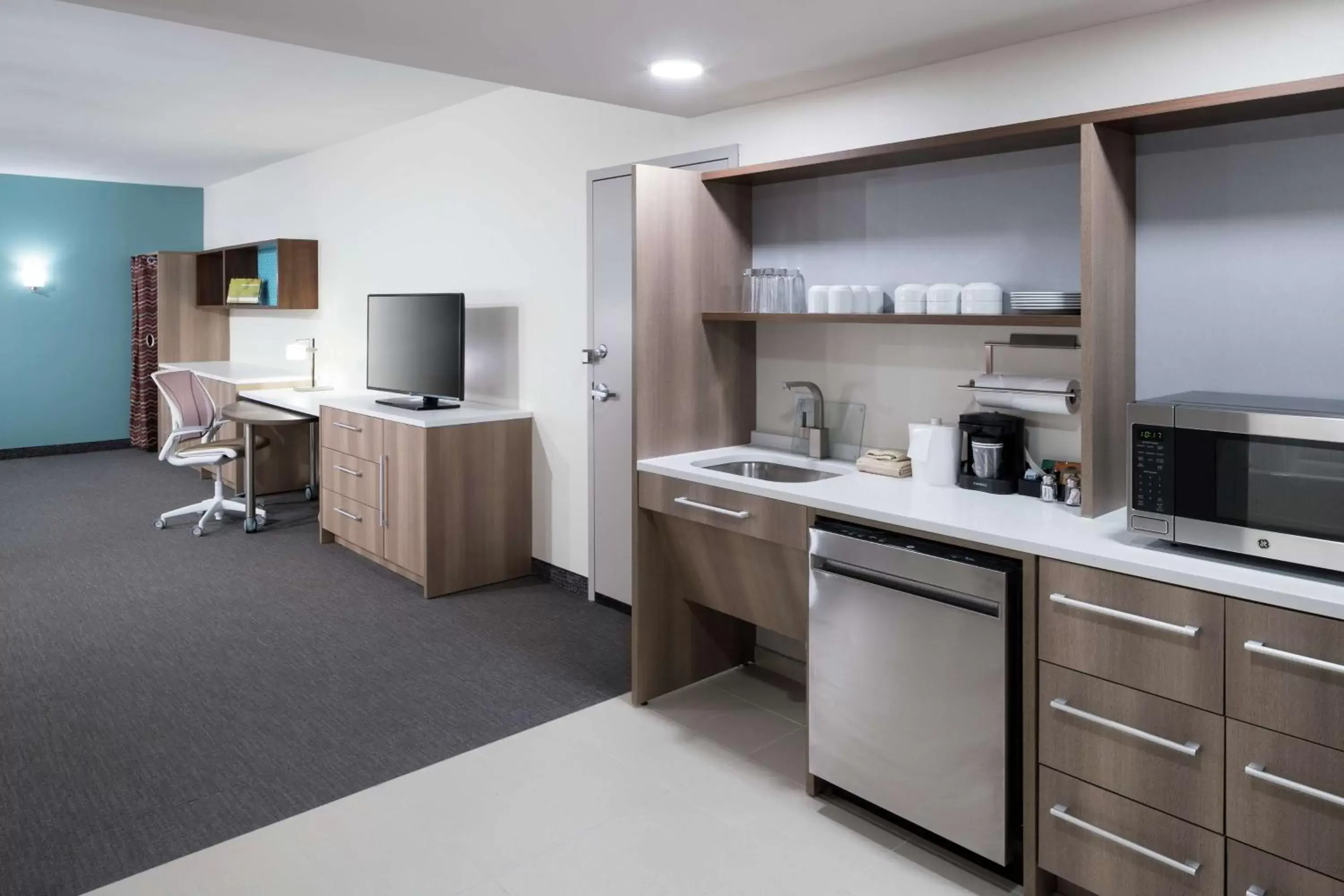 Bedroom, Kitchen/Kitchenette in Home2 Suites By Hilton Jacksonville Airport