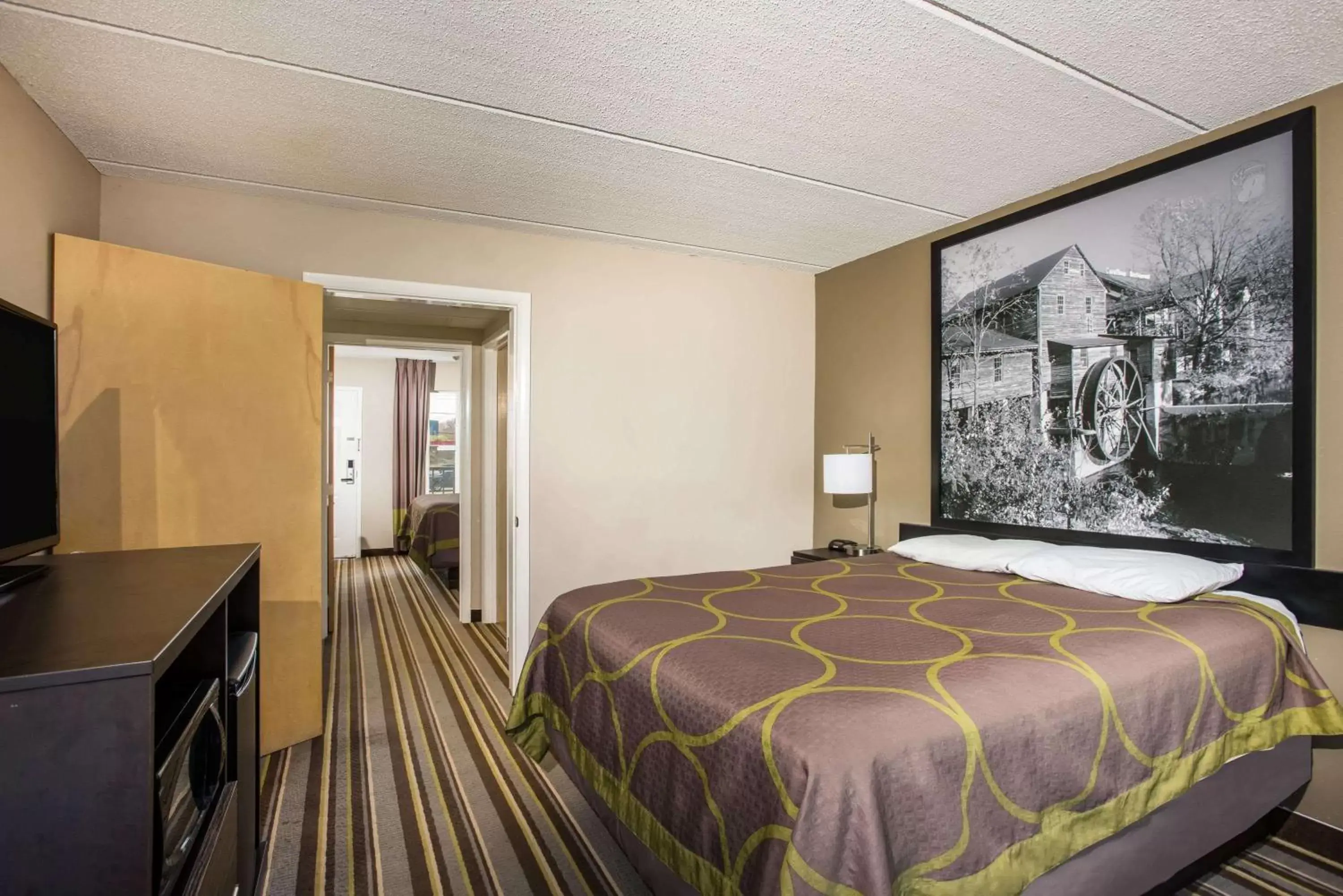 Photo of the whole room, Bed in Super 8 by Wyndham Sevierville Riverside