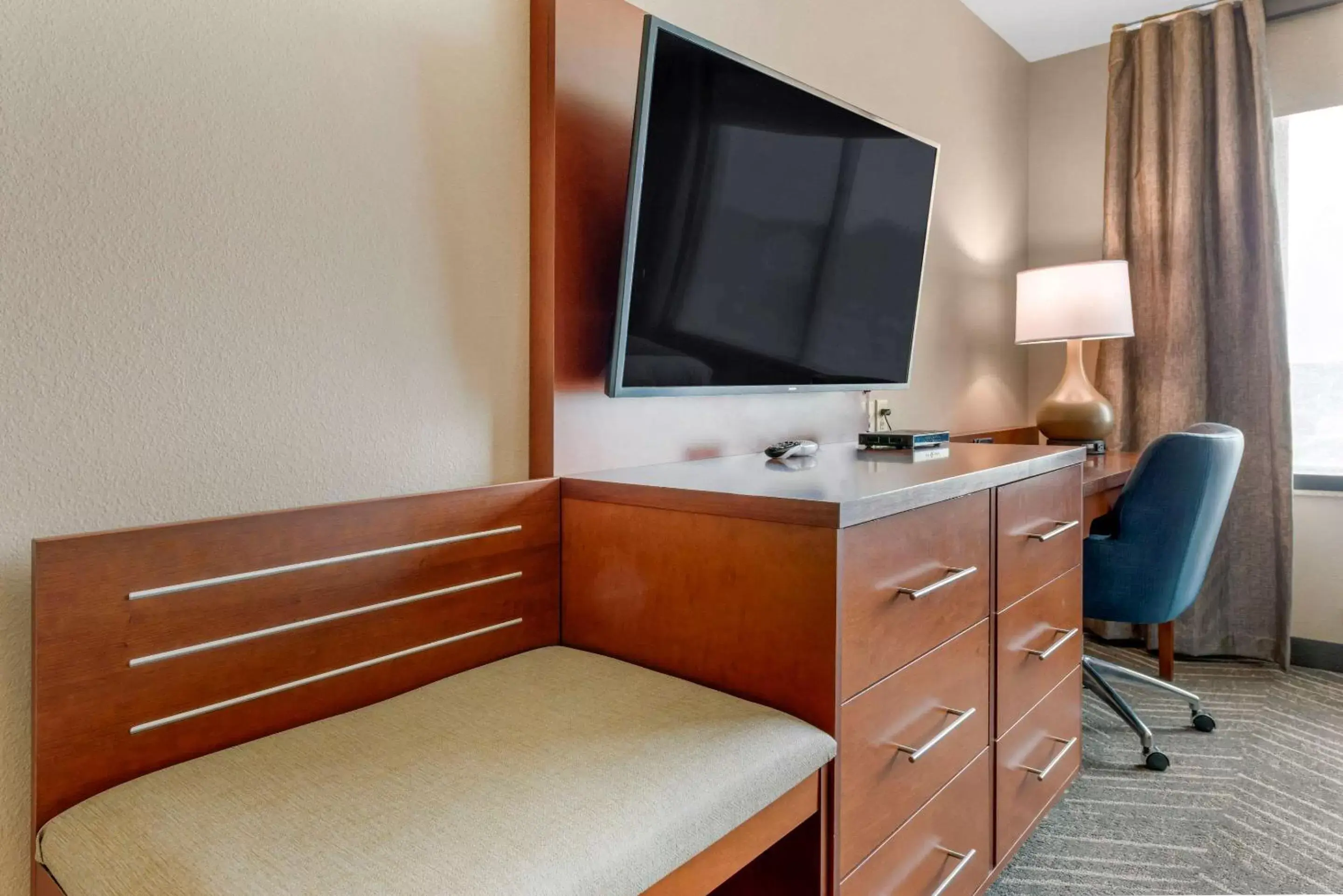 Photo of the whole room, TV/Entertainment Center in Comfort Inn & Suites Mountain Iron and Virginia