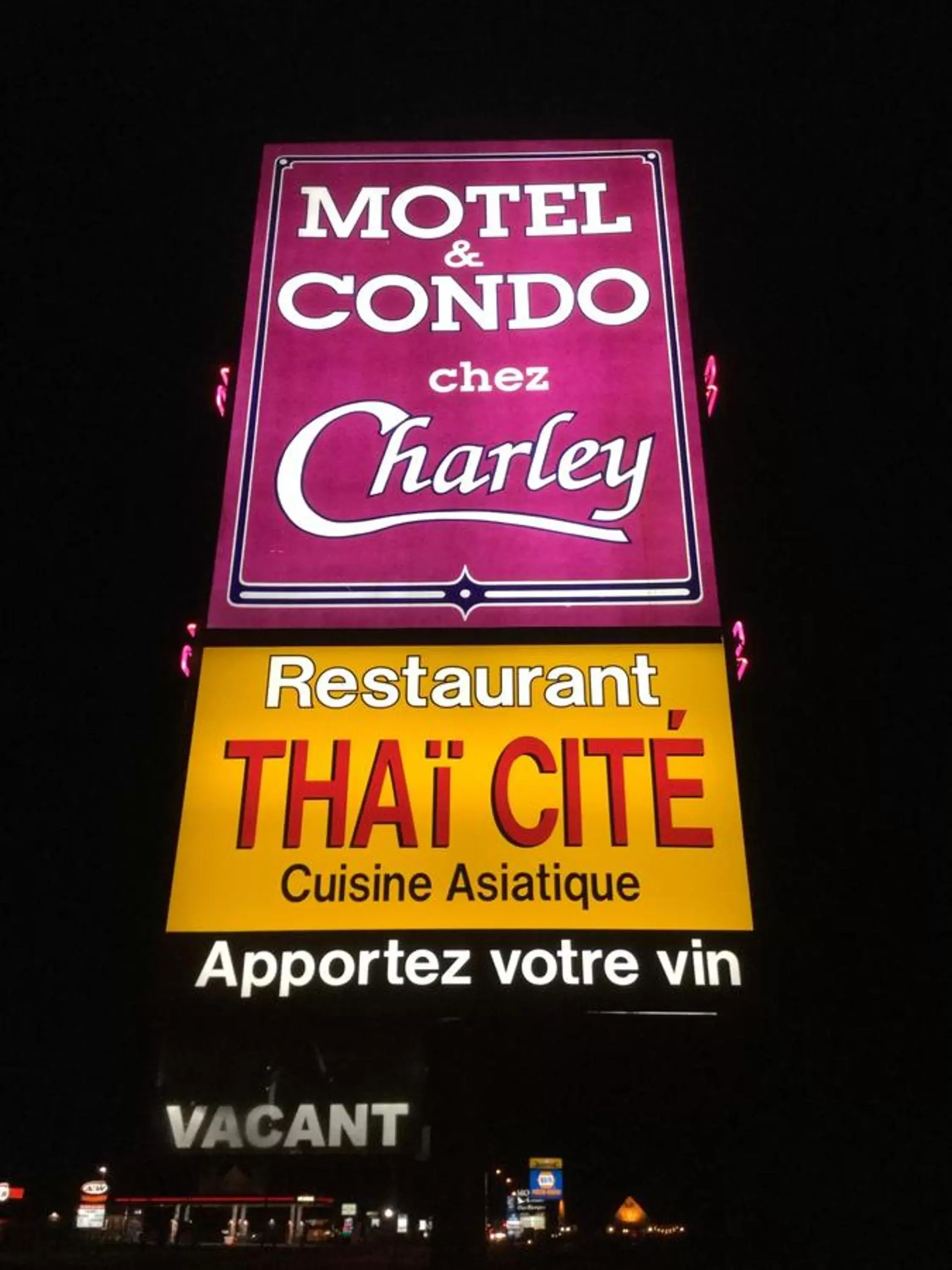Property building, Logo/Certificate/Sign/Award in Motel Et Condo Chez Charley