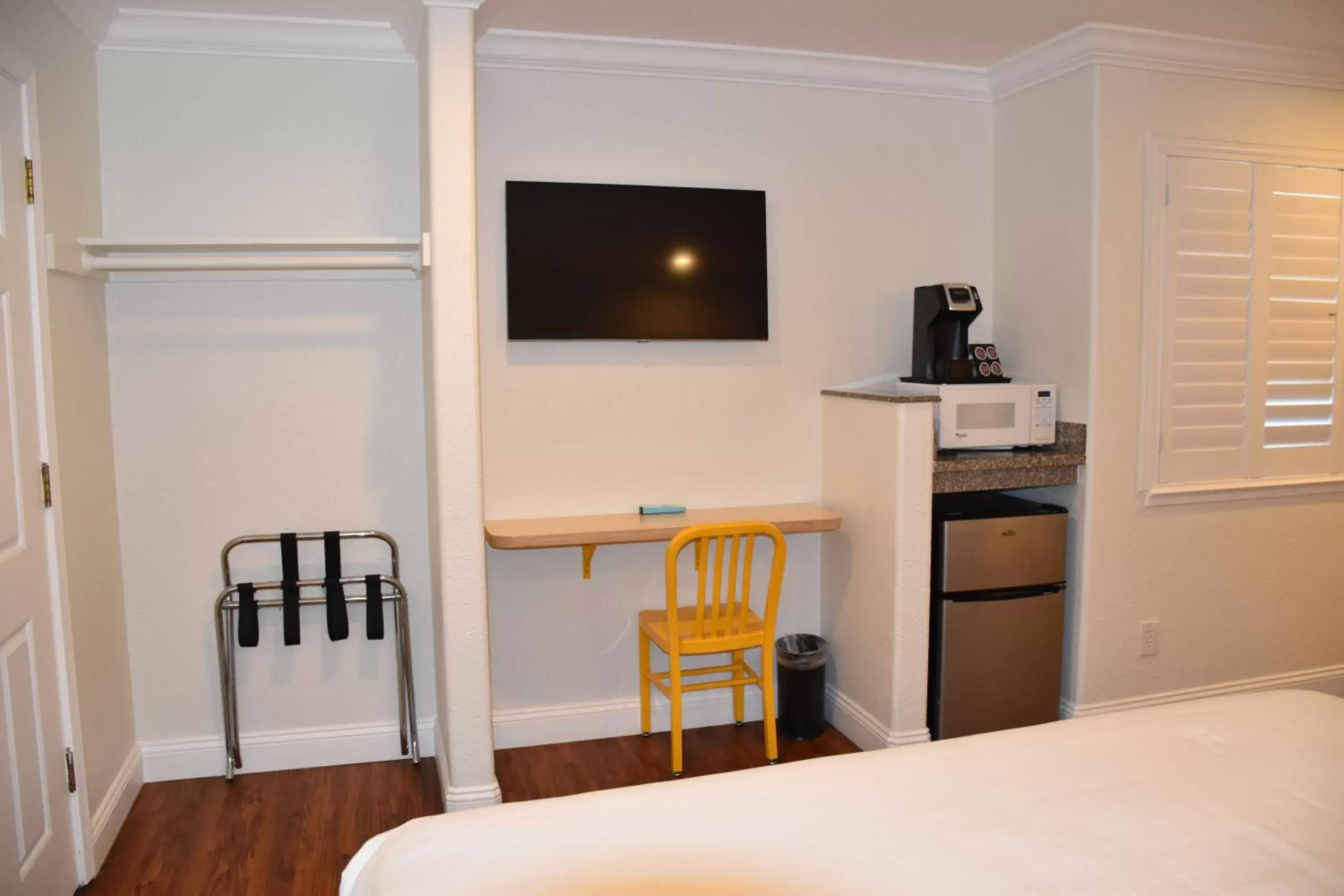 Bedroom, TV/Entertainment Center in Gateway Lodge