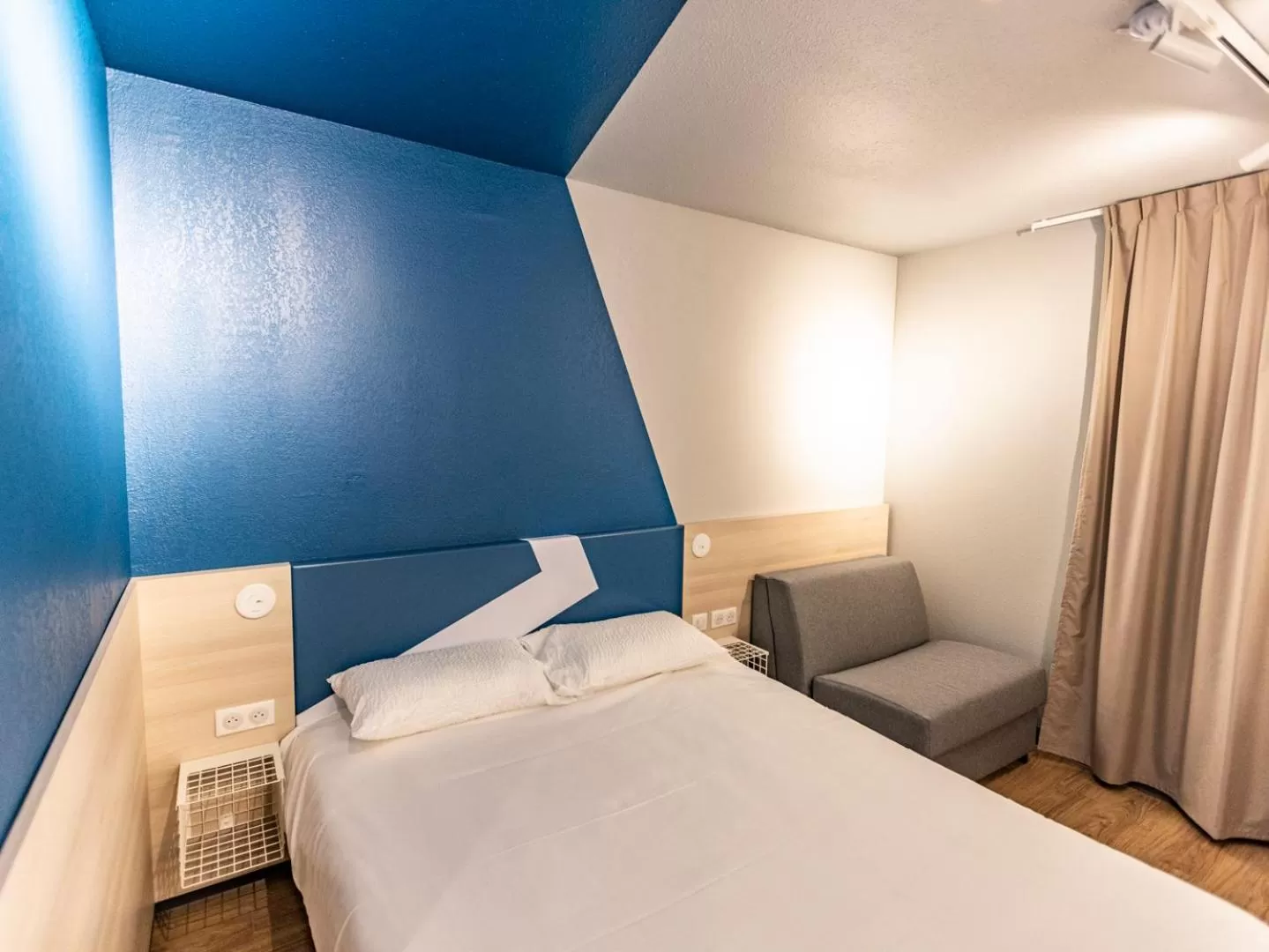 Bedroom, Bed in ibis Budget Millau Viaduc