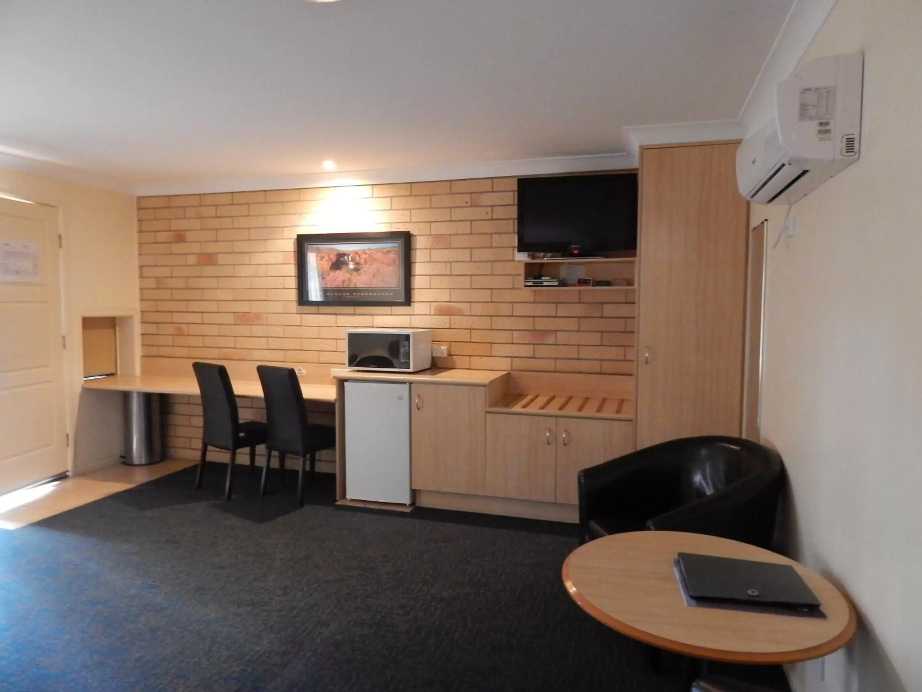 Seating area, TV/Entertainment Center in Cotswold Motor Inn