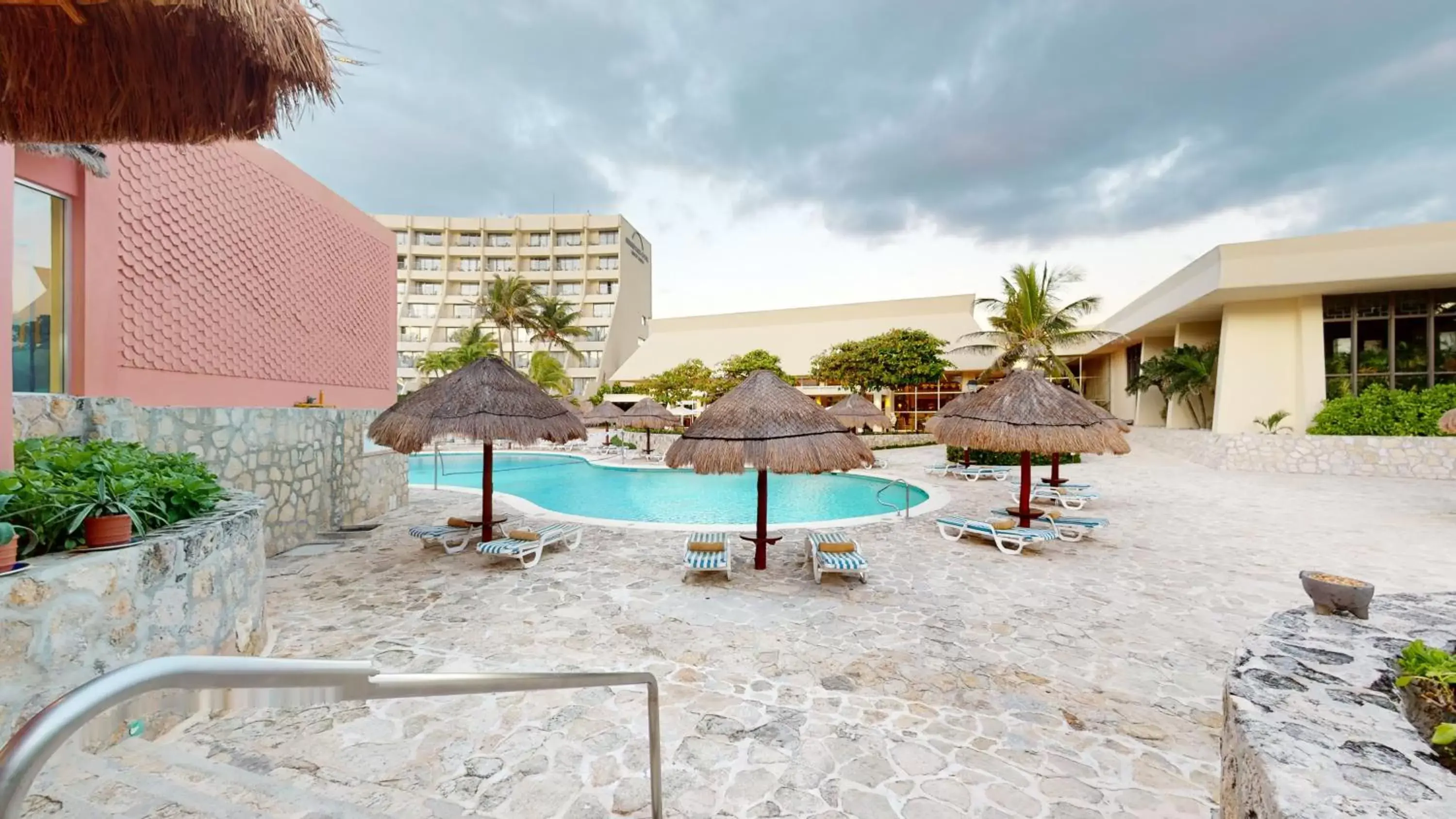 Restaurant/places to eat, Swimming Pool in Grand Park Royal Cancun