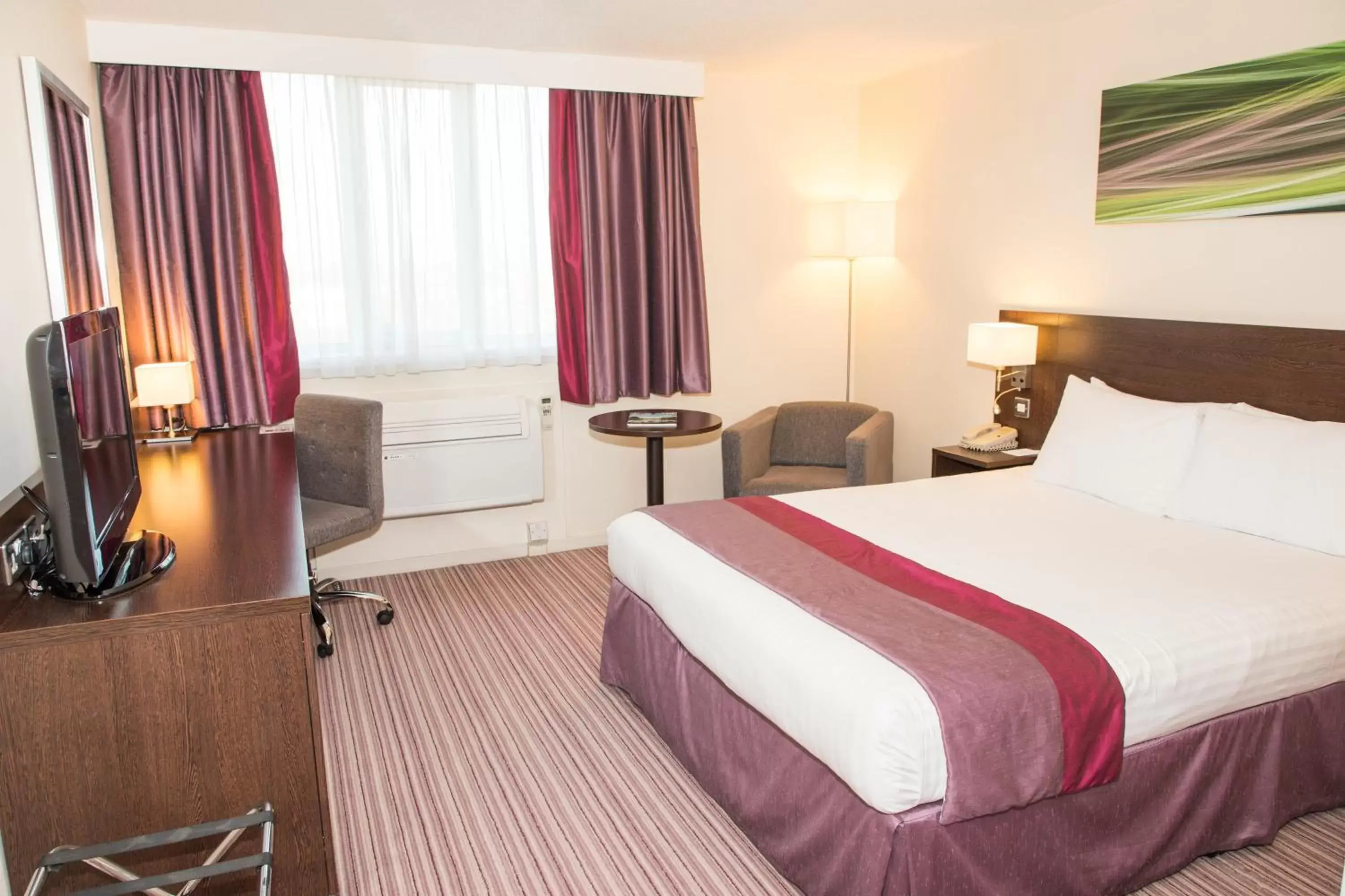 Photo of the whole room, Bed in Holiday Inn Slough Windsor, an IHG Hotel