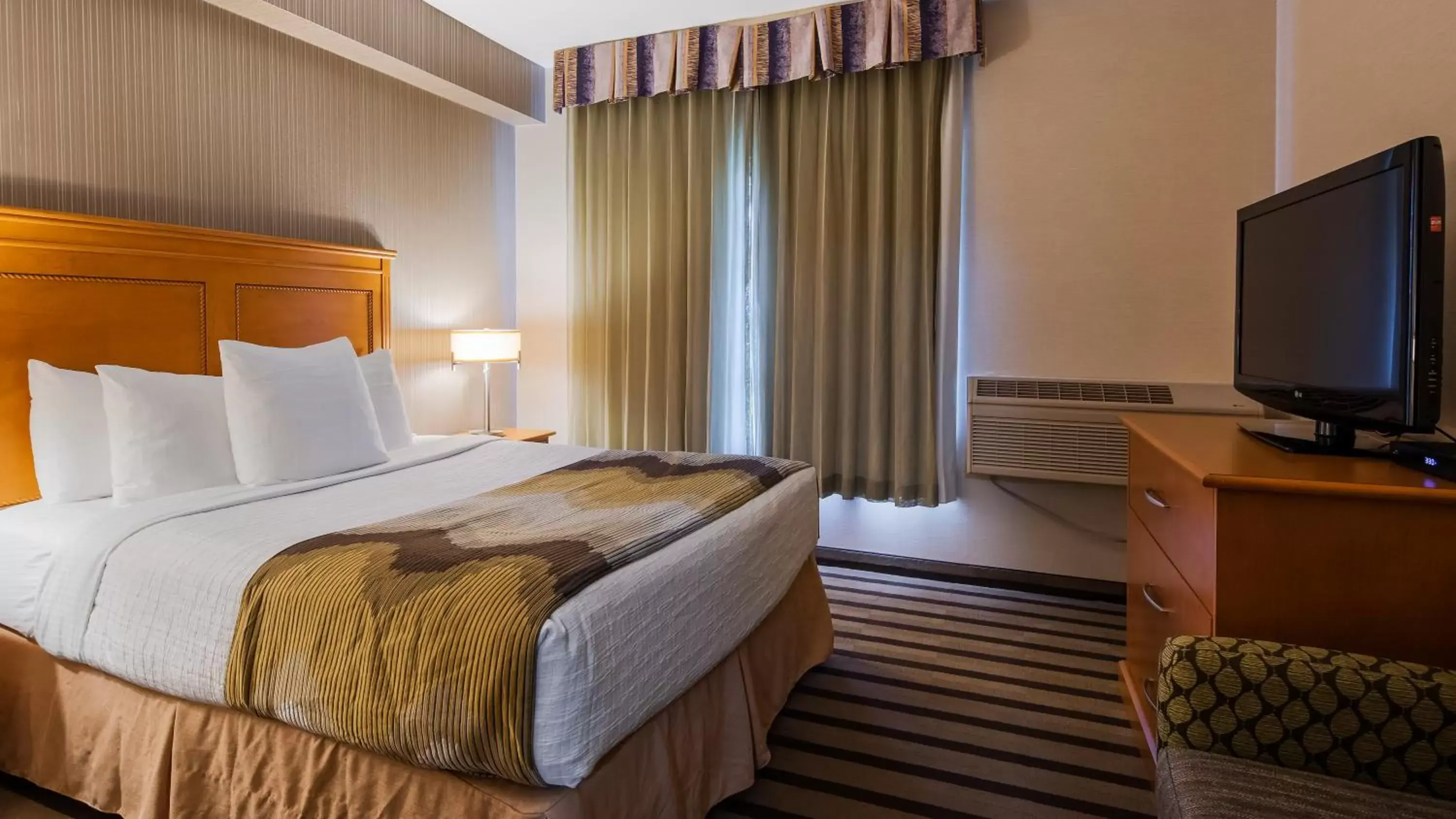 Bed in Best Western King George Inn & Suites