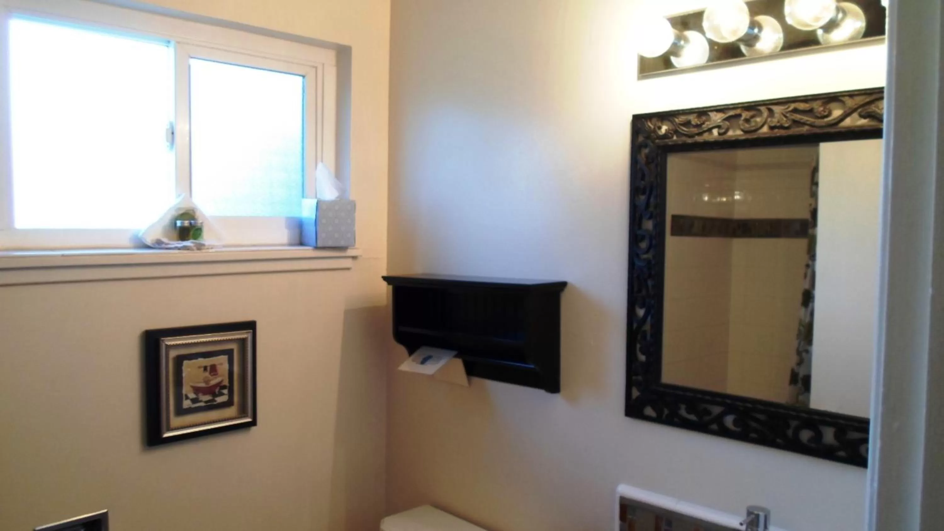Bathroom, TV/Entertainment Center in Paradice Motel
