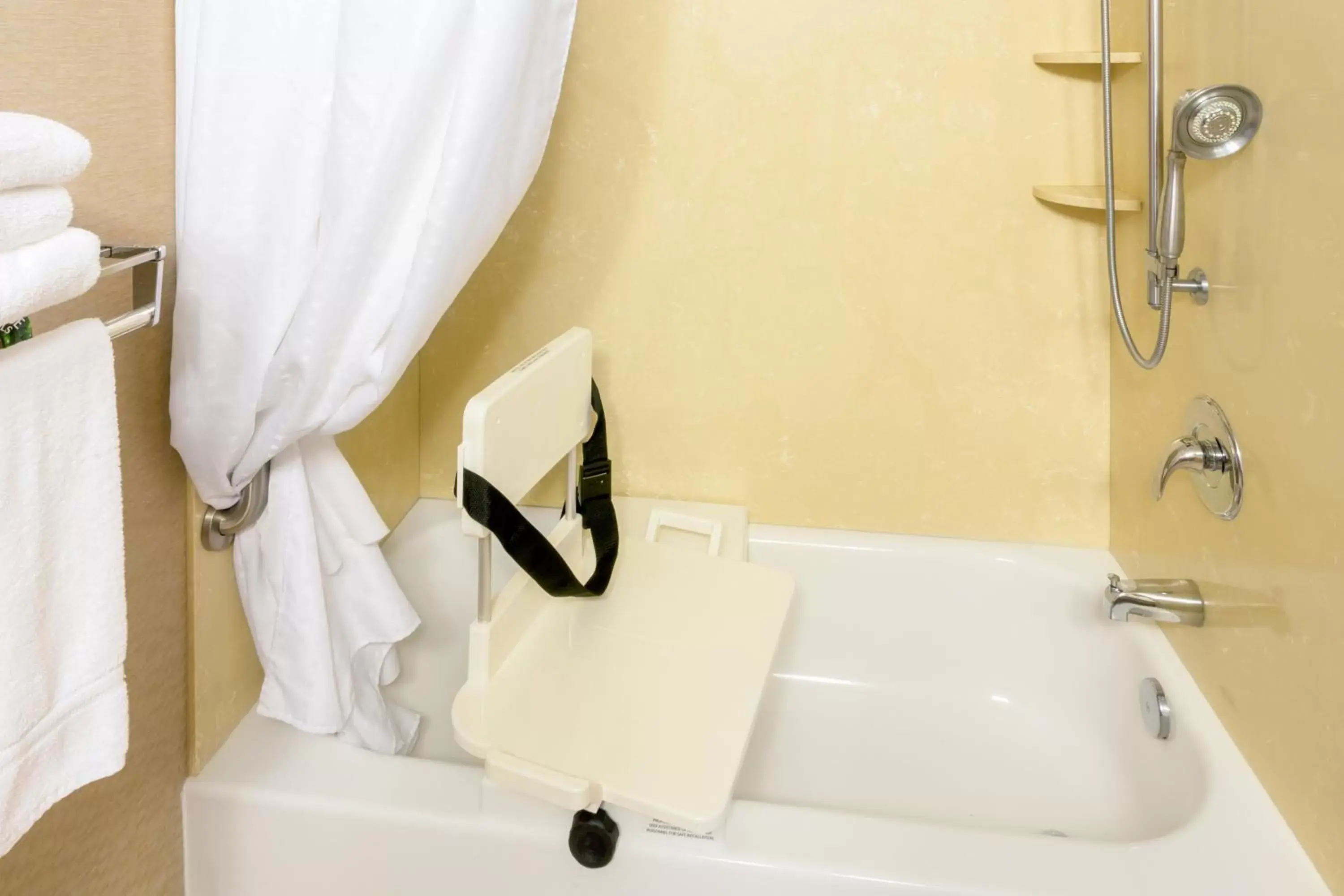 Standard King Room with Mobility Accessible Tub in Holiday Inn Express Roseburg by IHG Standard King Room with Mobility Accessible Tub in Holiday Inn Express Roseburg by IHG