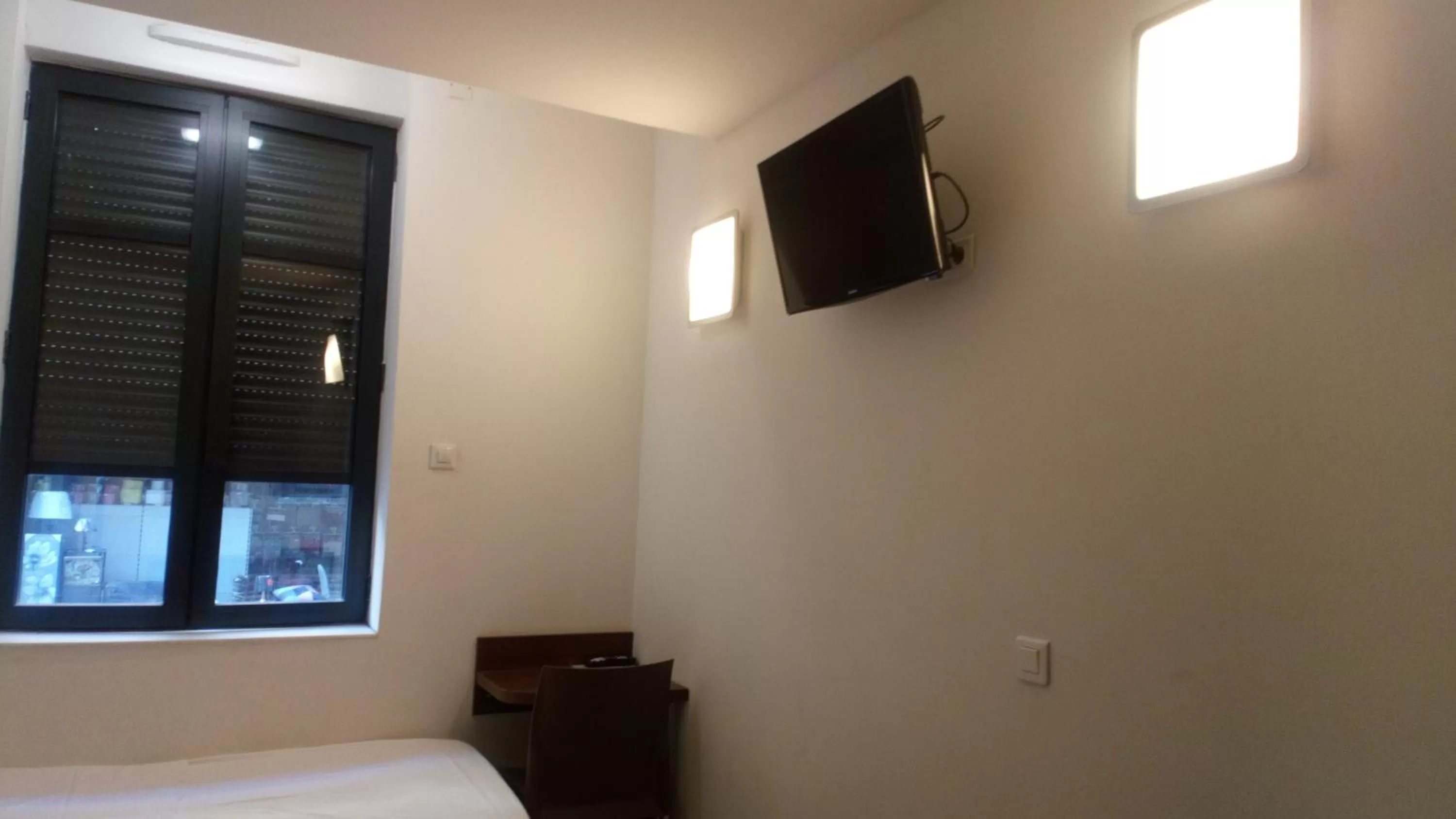 Photo of the whole room, Bed in Hôtel le Pastel