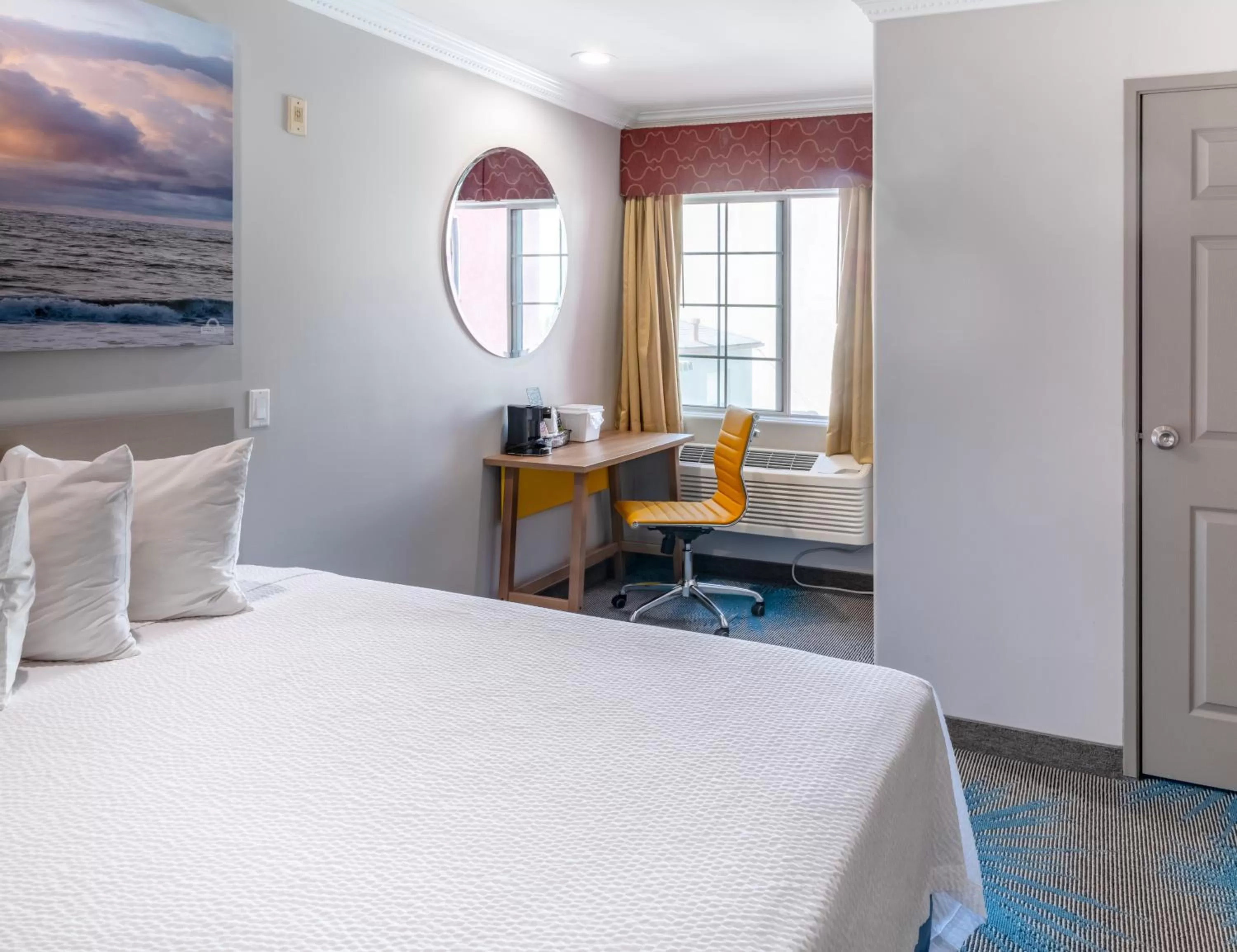 Bedroom, Bed in Days Inn by Wyndham Santa Monica