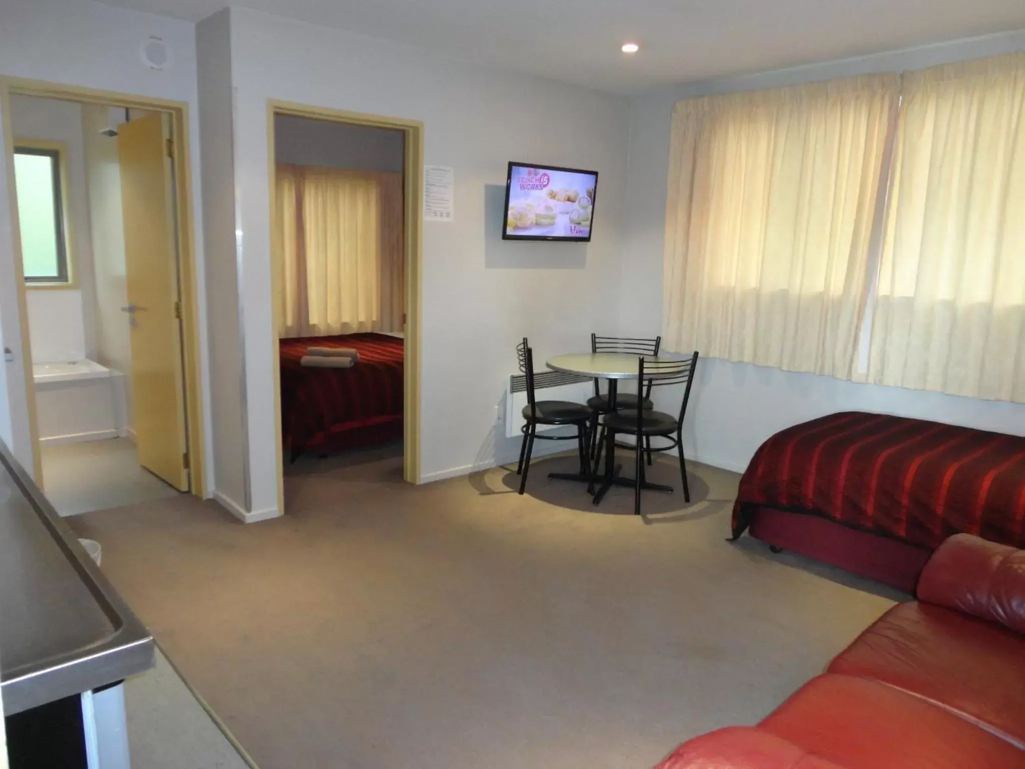 Living room, Seating Area in Bealey Avenue Motel