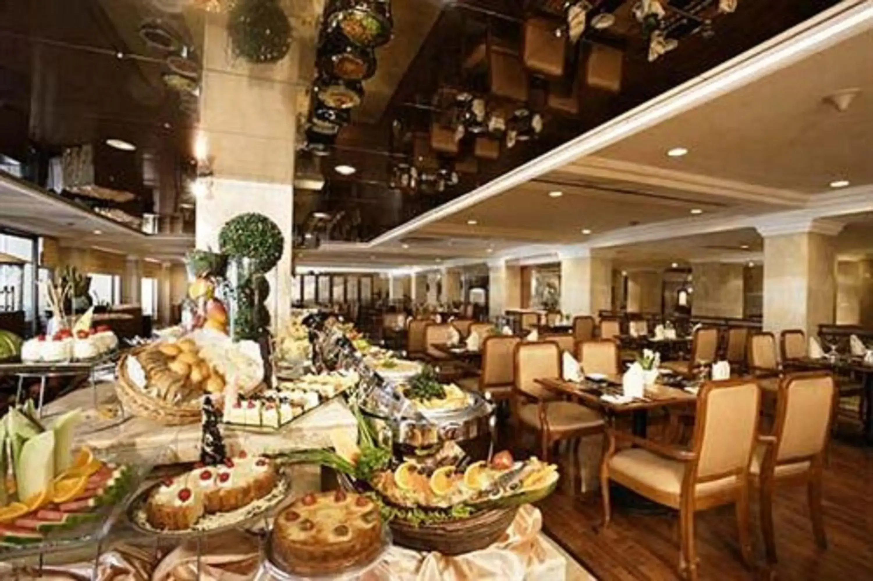 Restaurant/places to eat in Hotel New Saphir Yogyakarta Restaurant/places to eat in Hotel New Saphir Yogyakarta