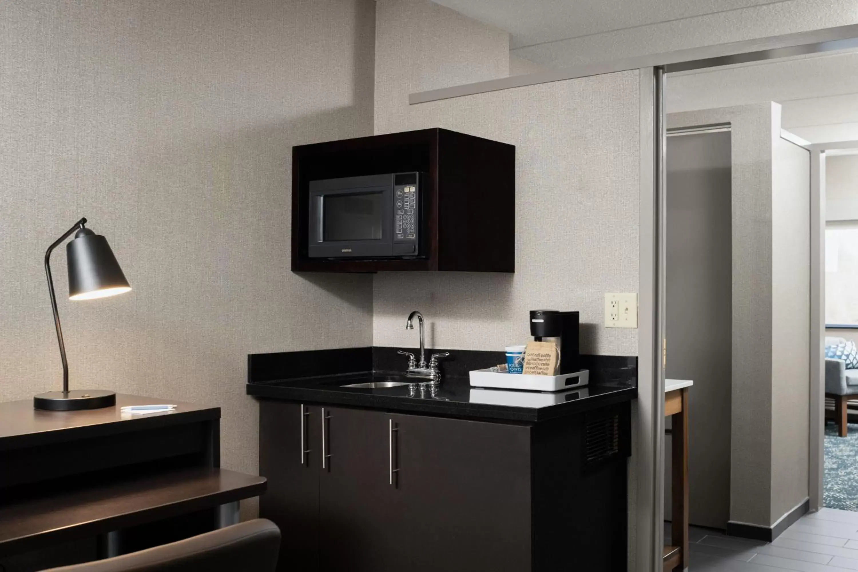 Kitchen or kitchenette, TV/Entertainment Center in Four Points by Sheraton Milwaukee North Shore