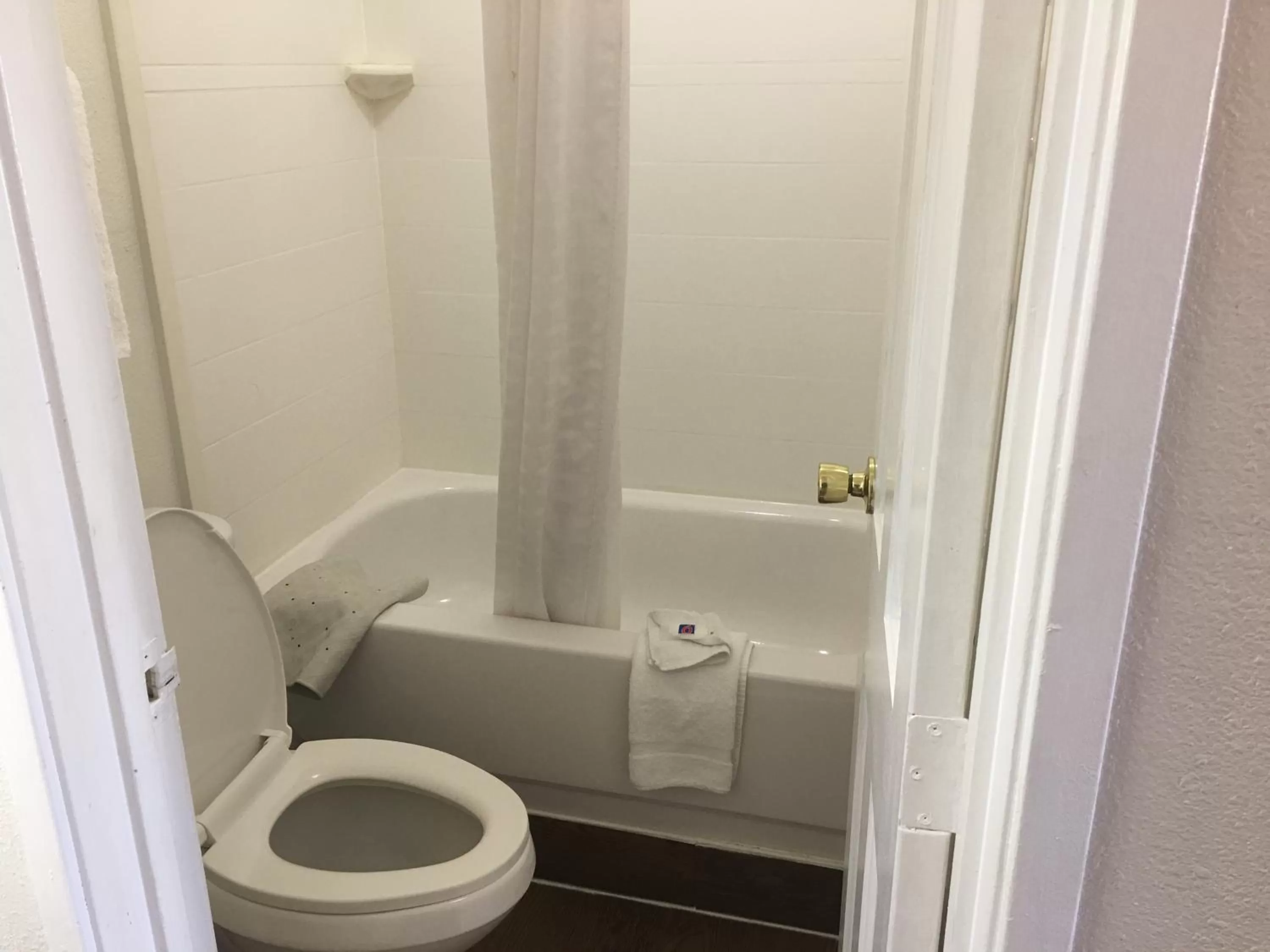 Shower in Motel 6-Richmond, VA - Midlothian Turnpike