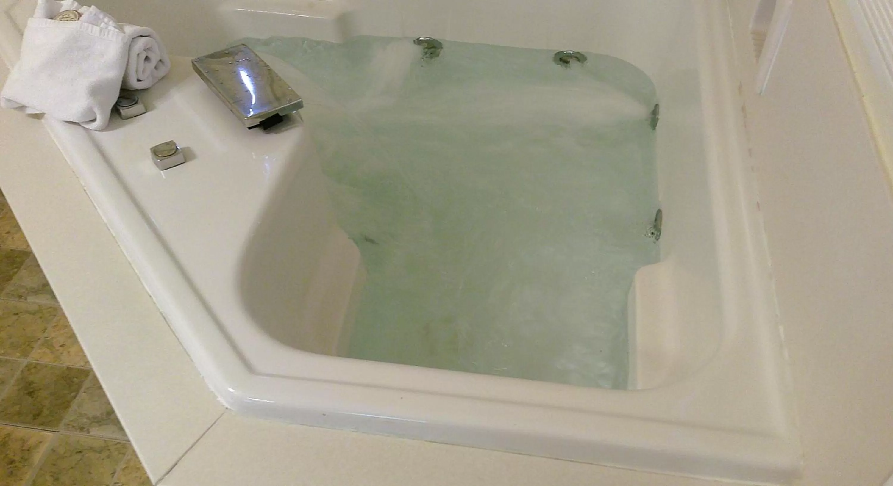 Bathroom in Rock Cottage Gardens B&B