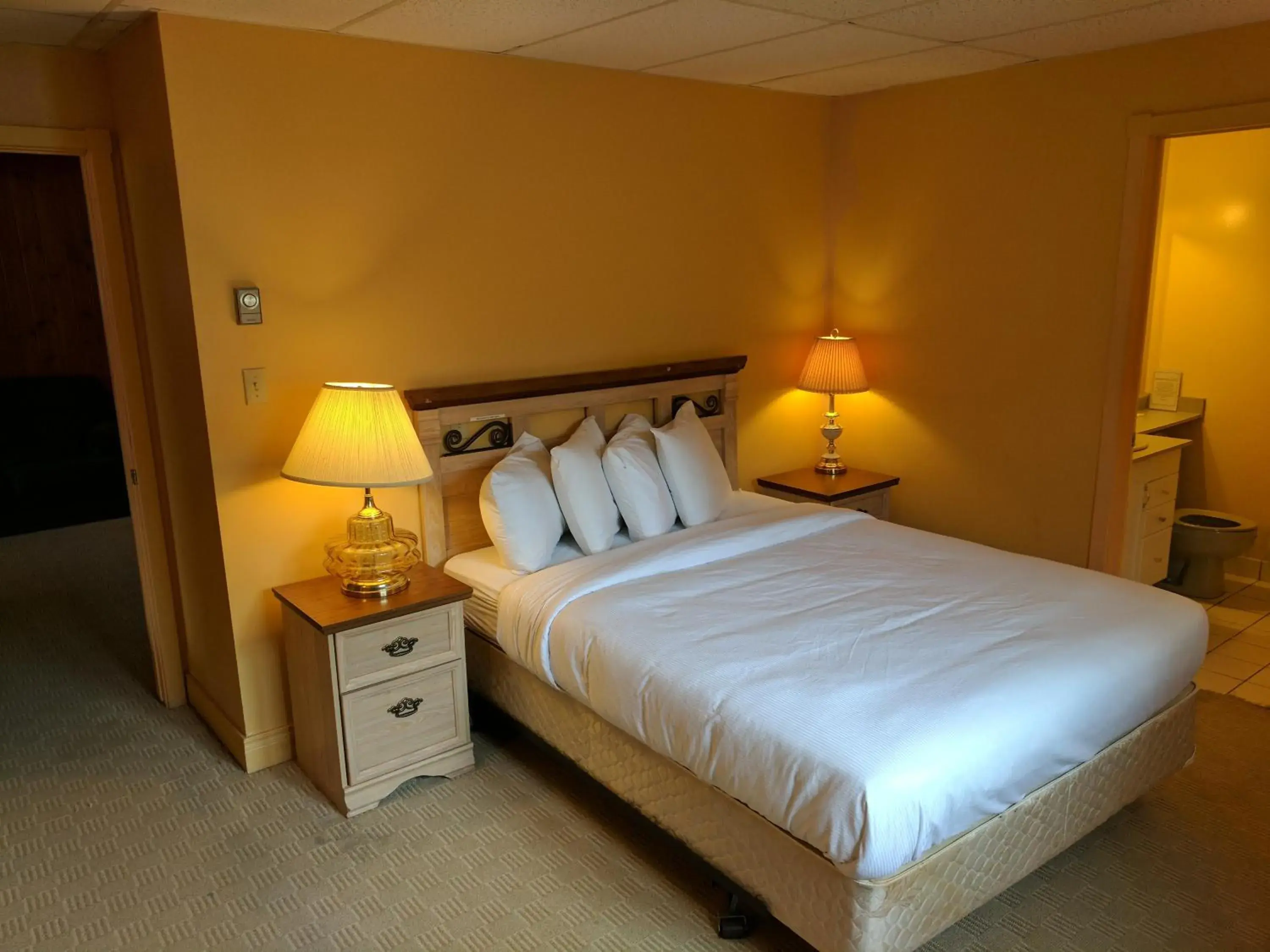 Bedroom, Bed in Algonquin Lakeside Inn