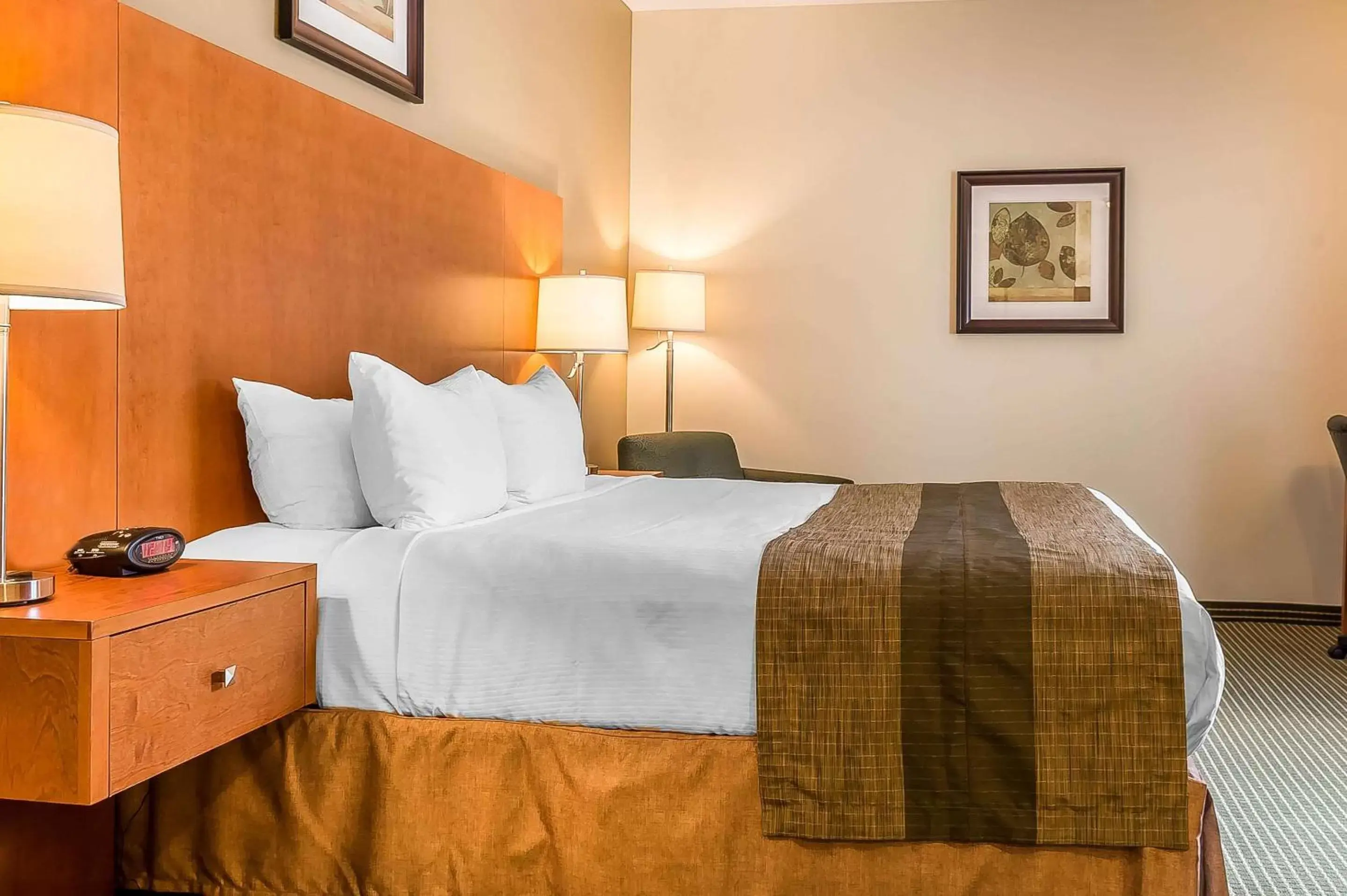 Bedroom, Bed in Quality Inn & Suites Hawkesbury