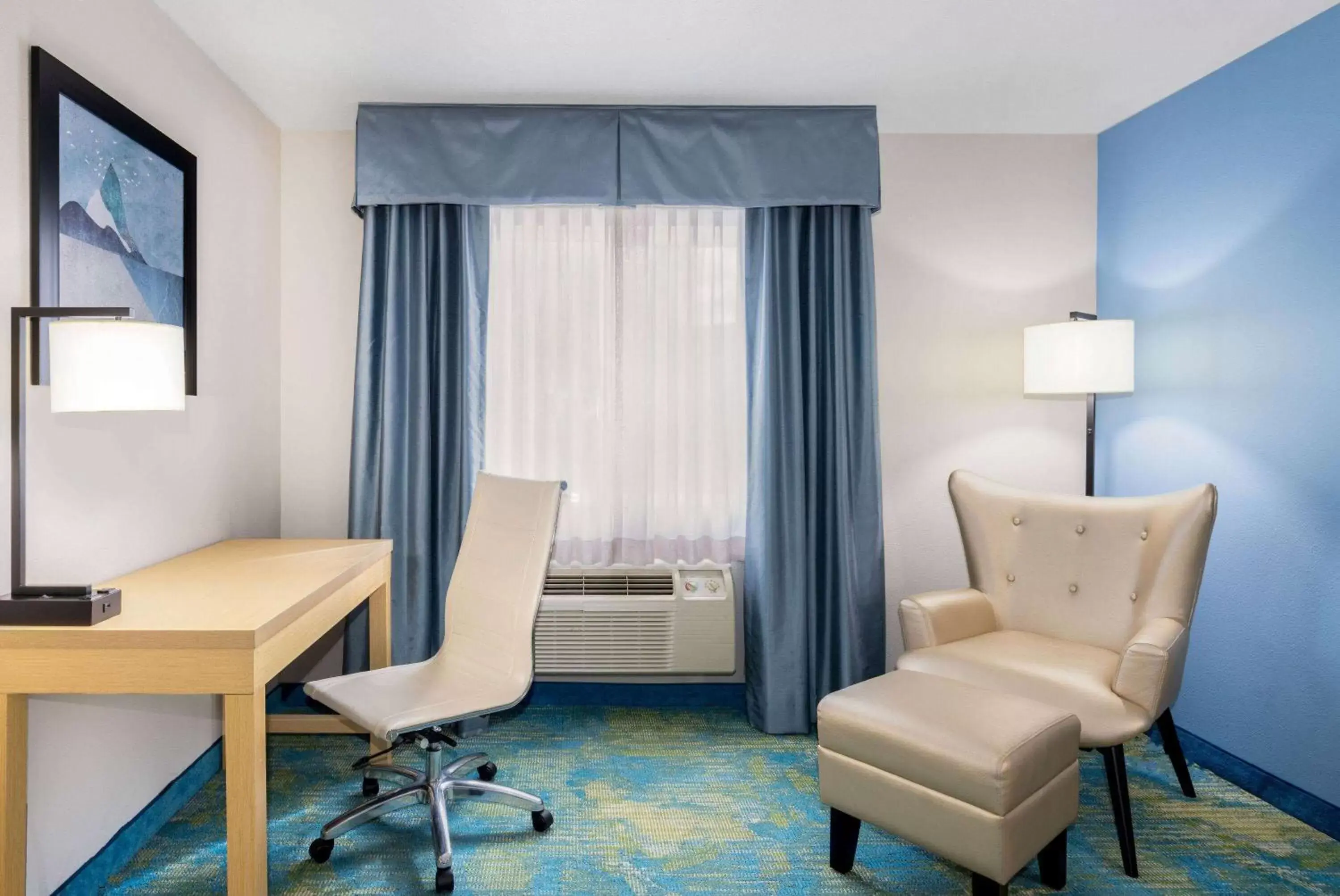 Photo of the whole room, Seating Area in Days Inn by Wyndham Springville