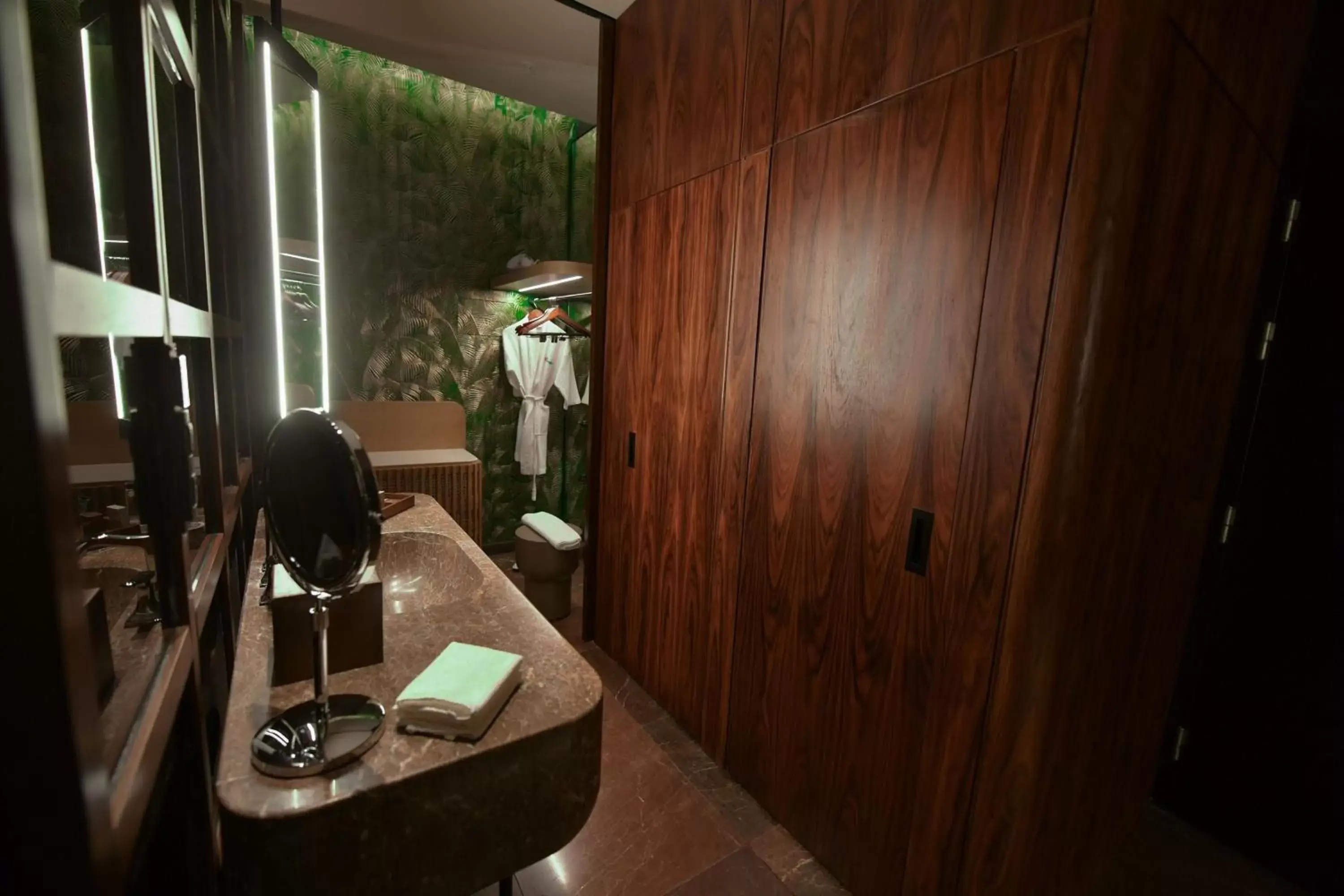 Bathroom, TV/Entertainment Center in Los Tajibos, Santa Cruz de la Sierra, a Tribute Portfolio Hotel