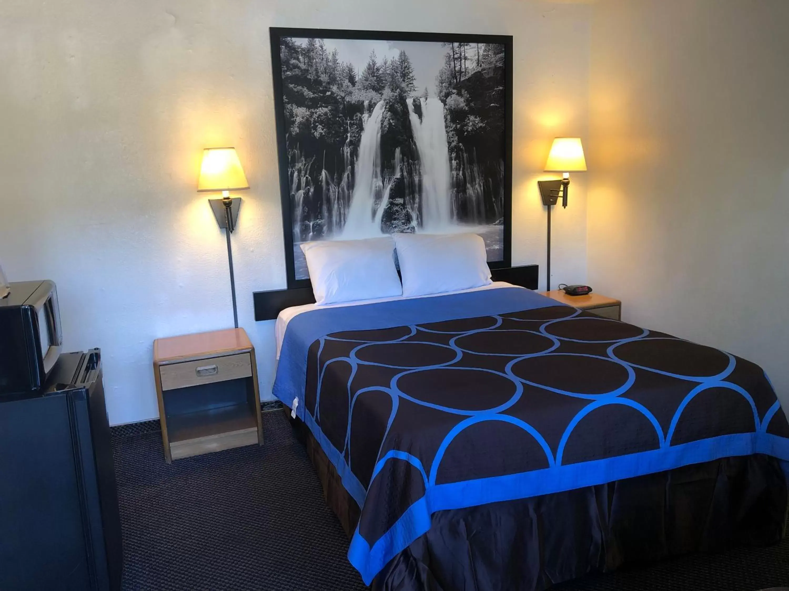 Photo of the whole room, Bed in Super 8 by Wyndham Red Bluff